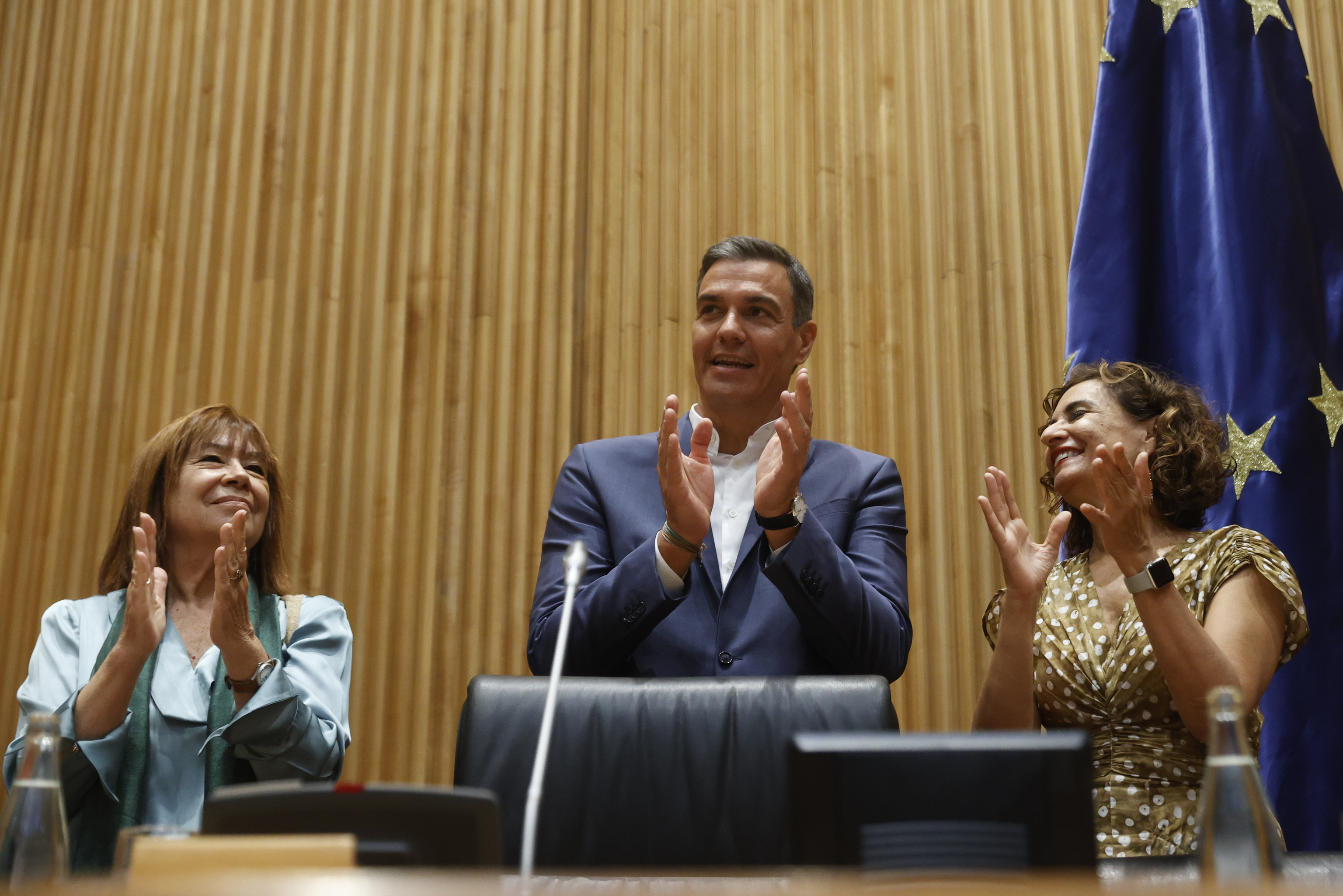 Pedro Snchez aplaude, junto a Cristina Narbona y Mara Jess Montero, al inicio de la reunin interparlamentaria socialista.