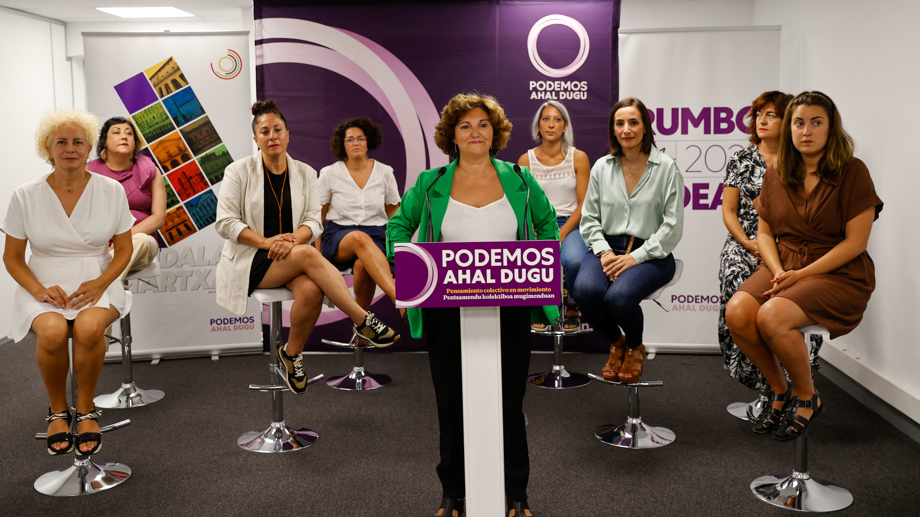 Pilar Garrido comparece junto a una decena de mujeres con responsabilidad en Podemos.