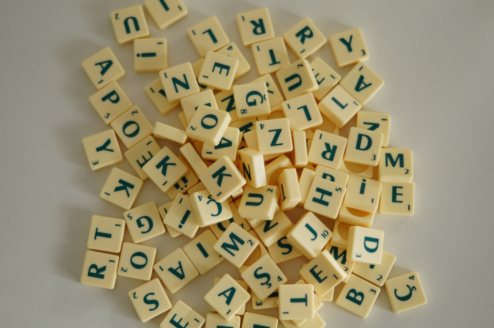 Piezas de letras del juego de mesa Scrabble.