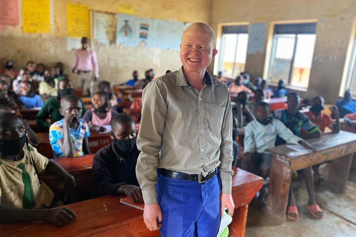 El primer maestro albino de frica: "La educacin lo cambia todo"