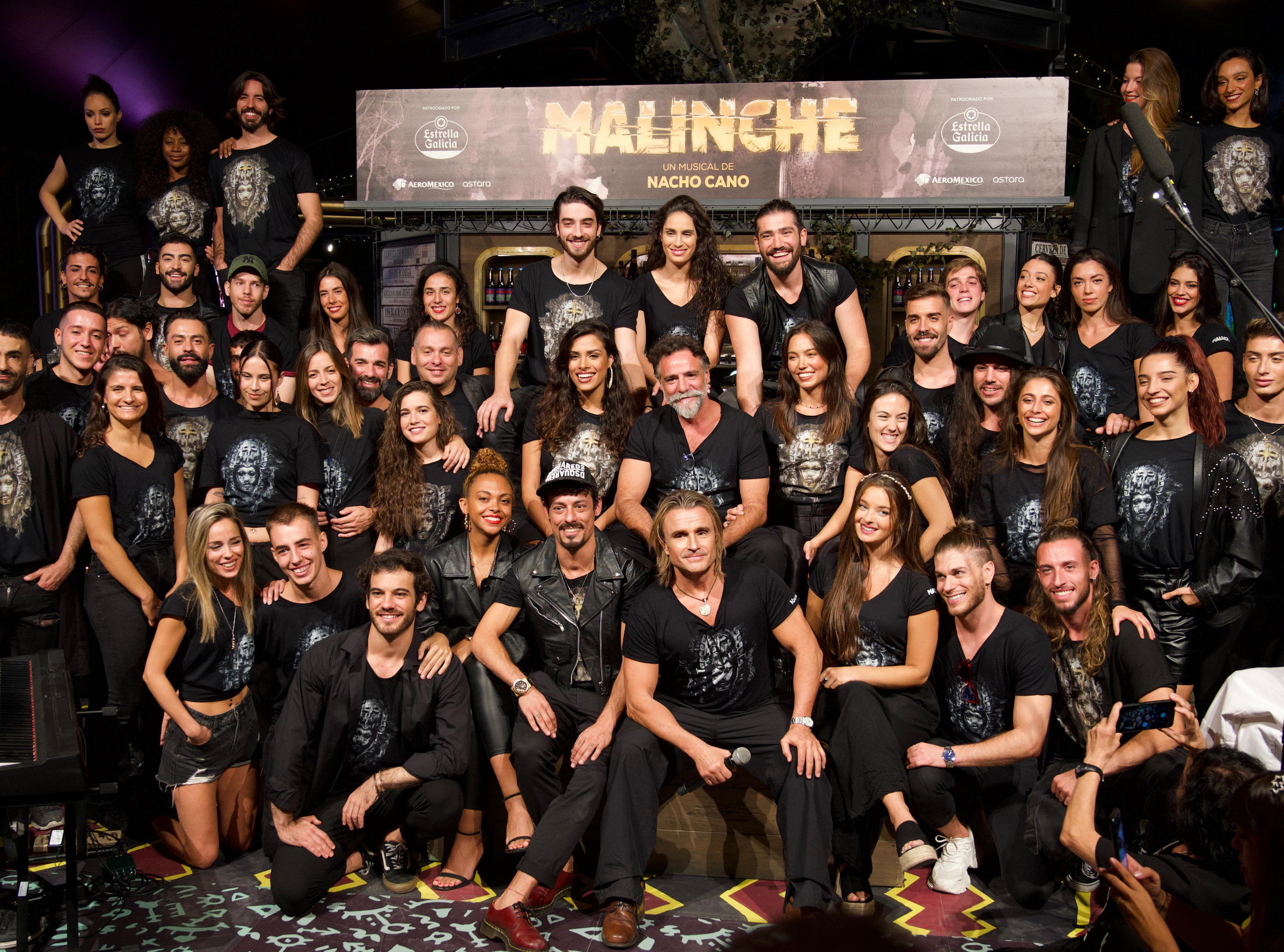 El elenco del espectáculo 'Malinche' junto a su creador Nacho Cano.