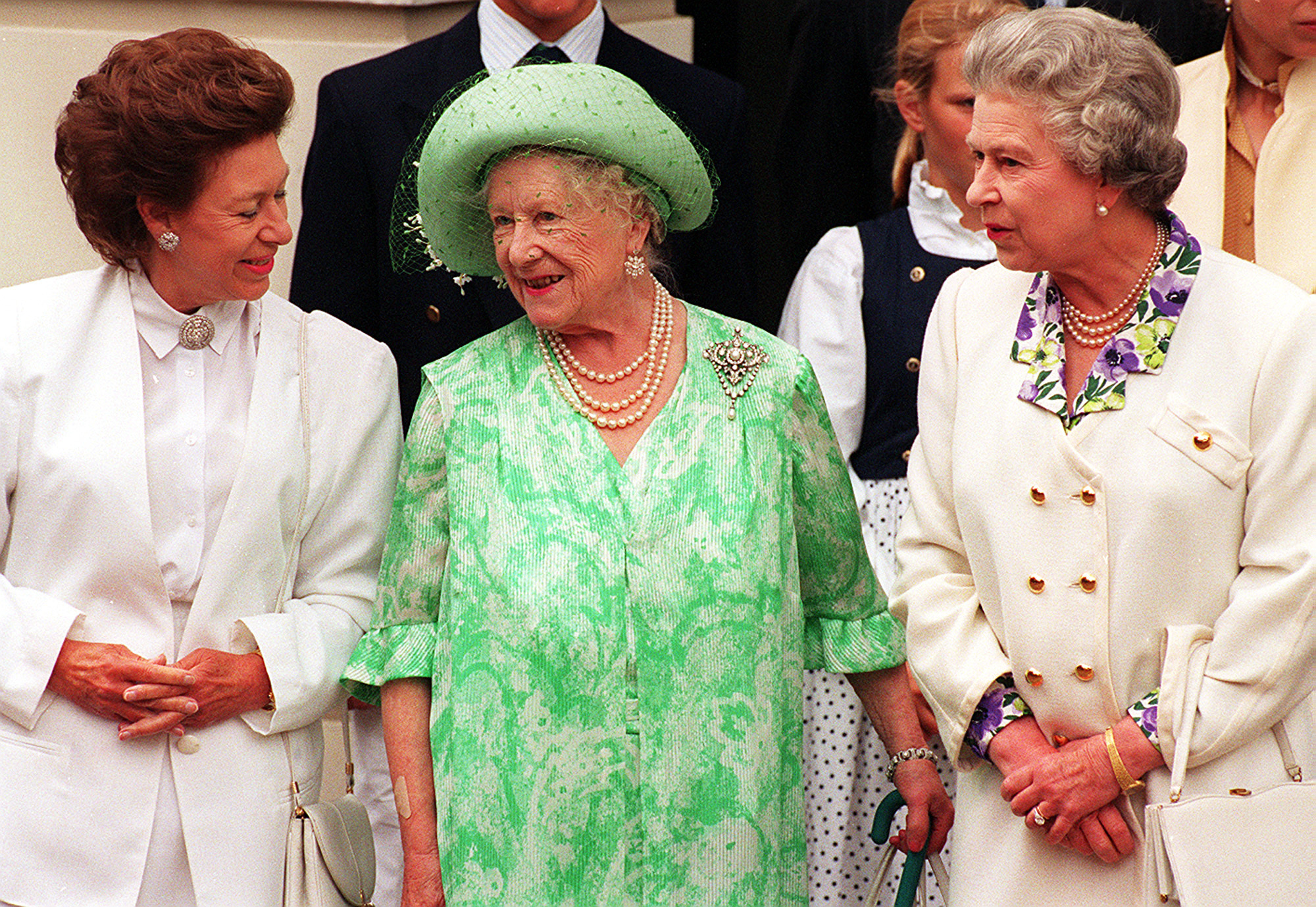 La reina madre flanqueada por sus dos hijas, la reina Isabel y la princesa Margarita.