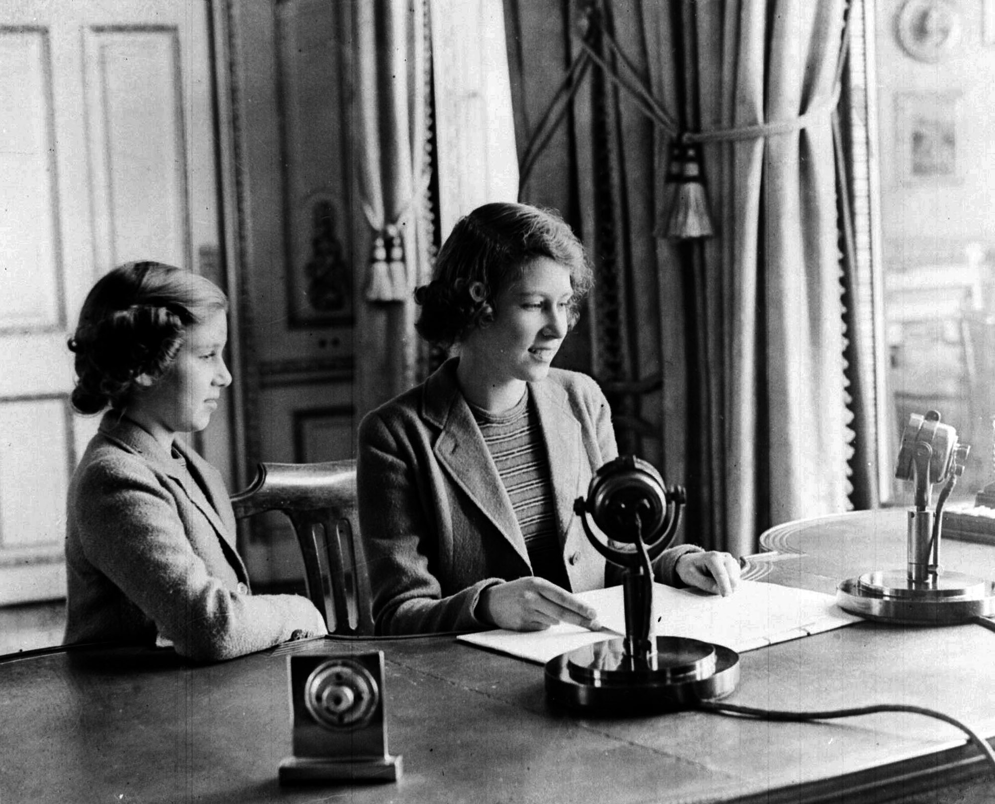 Isabel y su hermana Margarita, en su primer discurso radiofónico en 1940.
