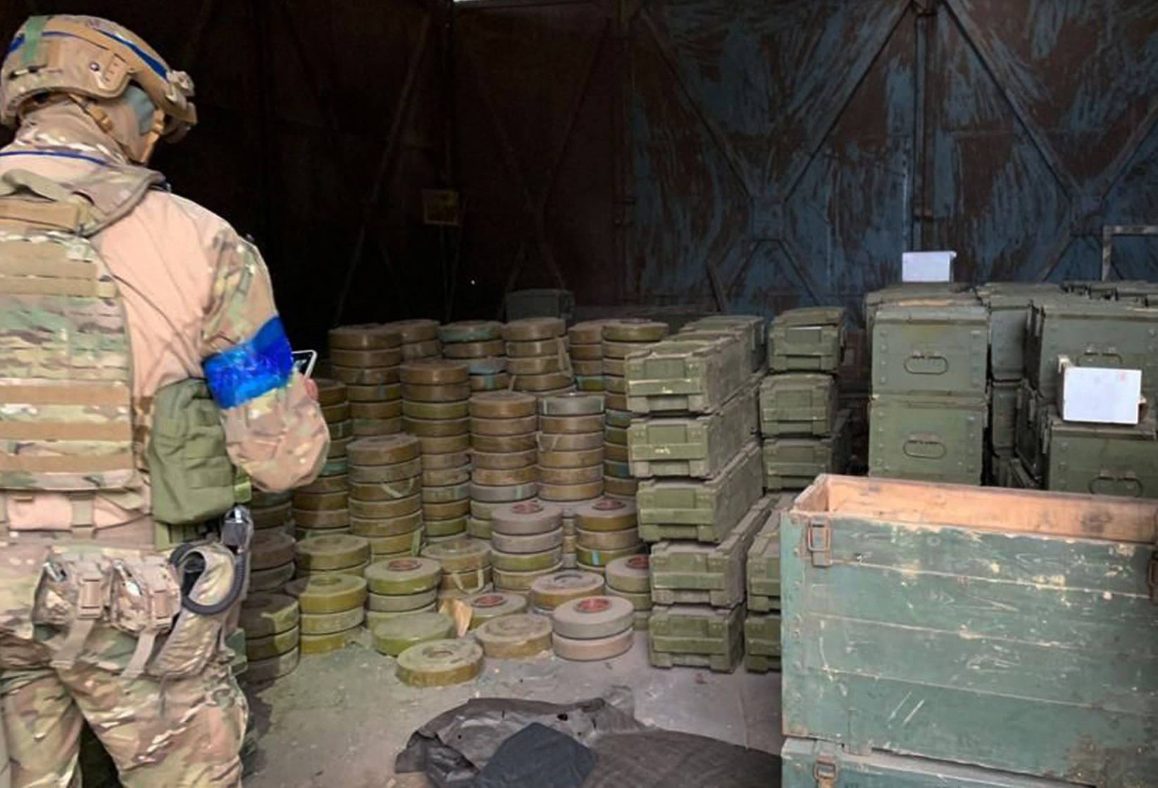 Soldados ucranianos haciendo inventario del botín armamentístico ruso encontrado en Izium.