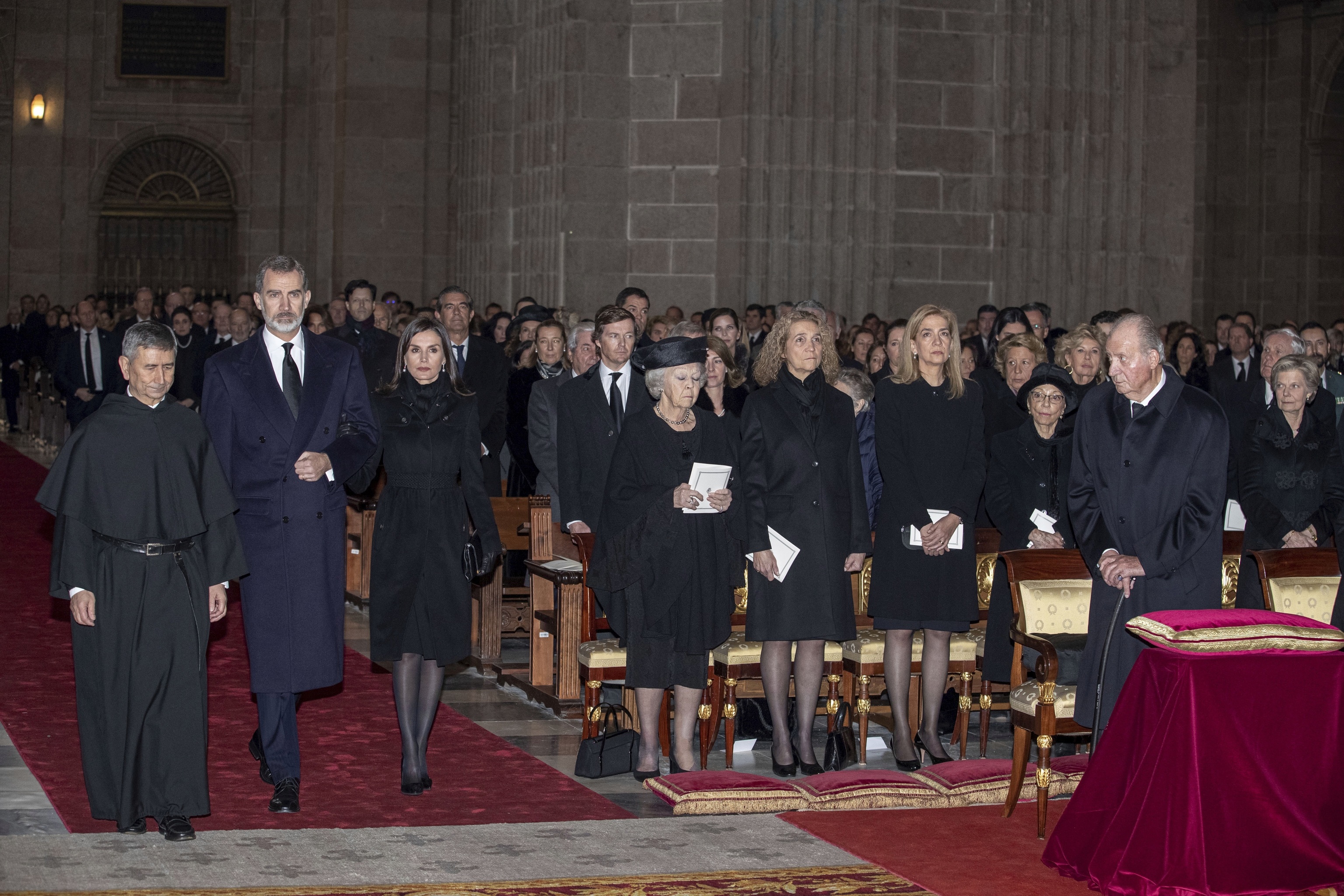 Los reyes Felipe y Letizia, junto a los reyes Juan Carlos y Sofía y las infantas Elena y Cristina, en el funeral de la infanta Pilar de Borbón.