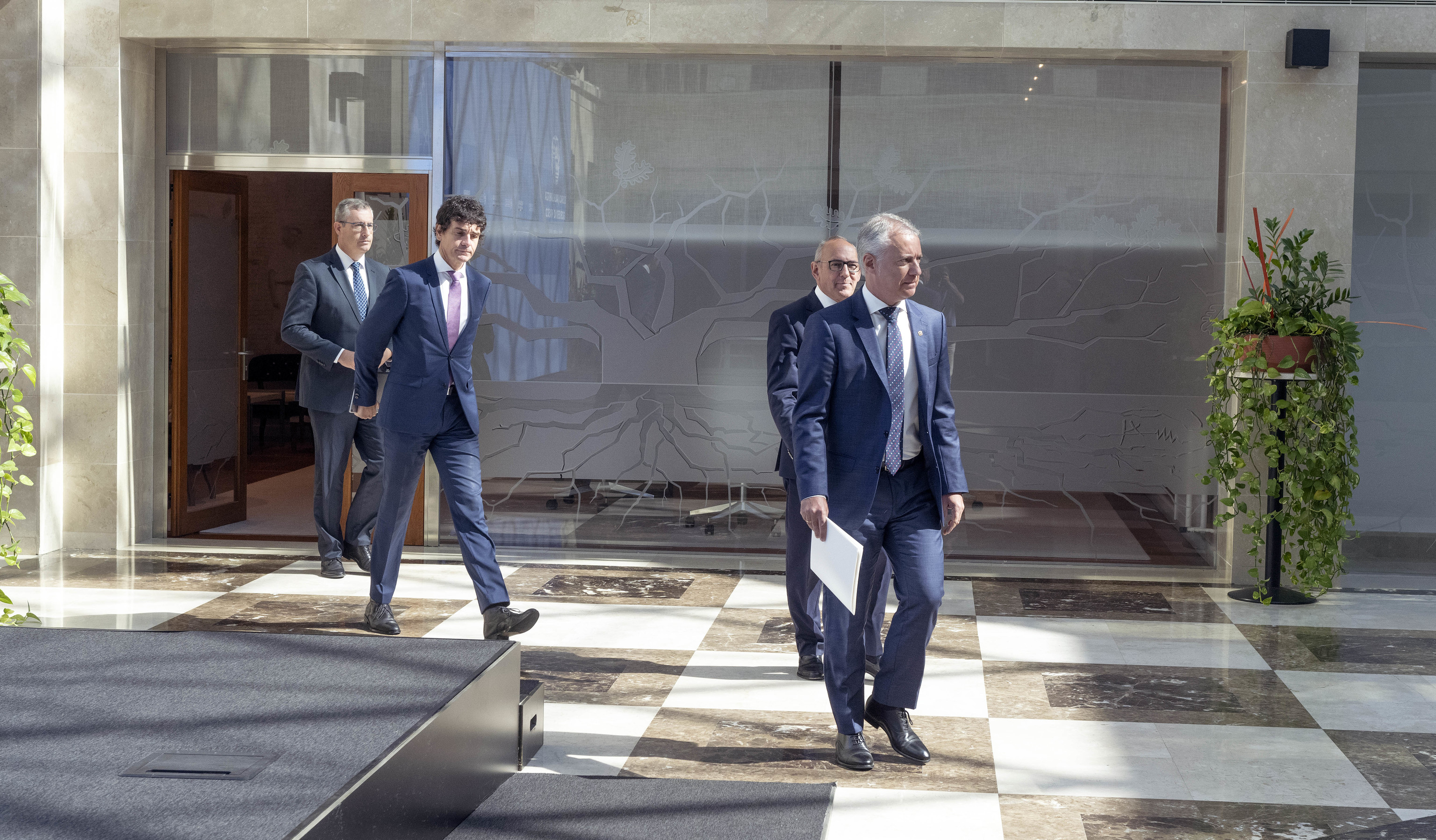 El lehendakari Urkullu camina por delante de los tres diputados generales antes de presentar las medidas fiscales frente a la inflacin el pasado mes de julio en Lehendakaritza.