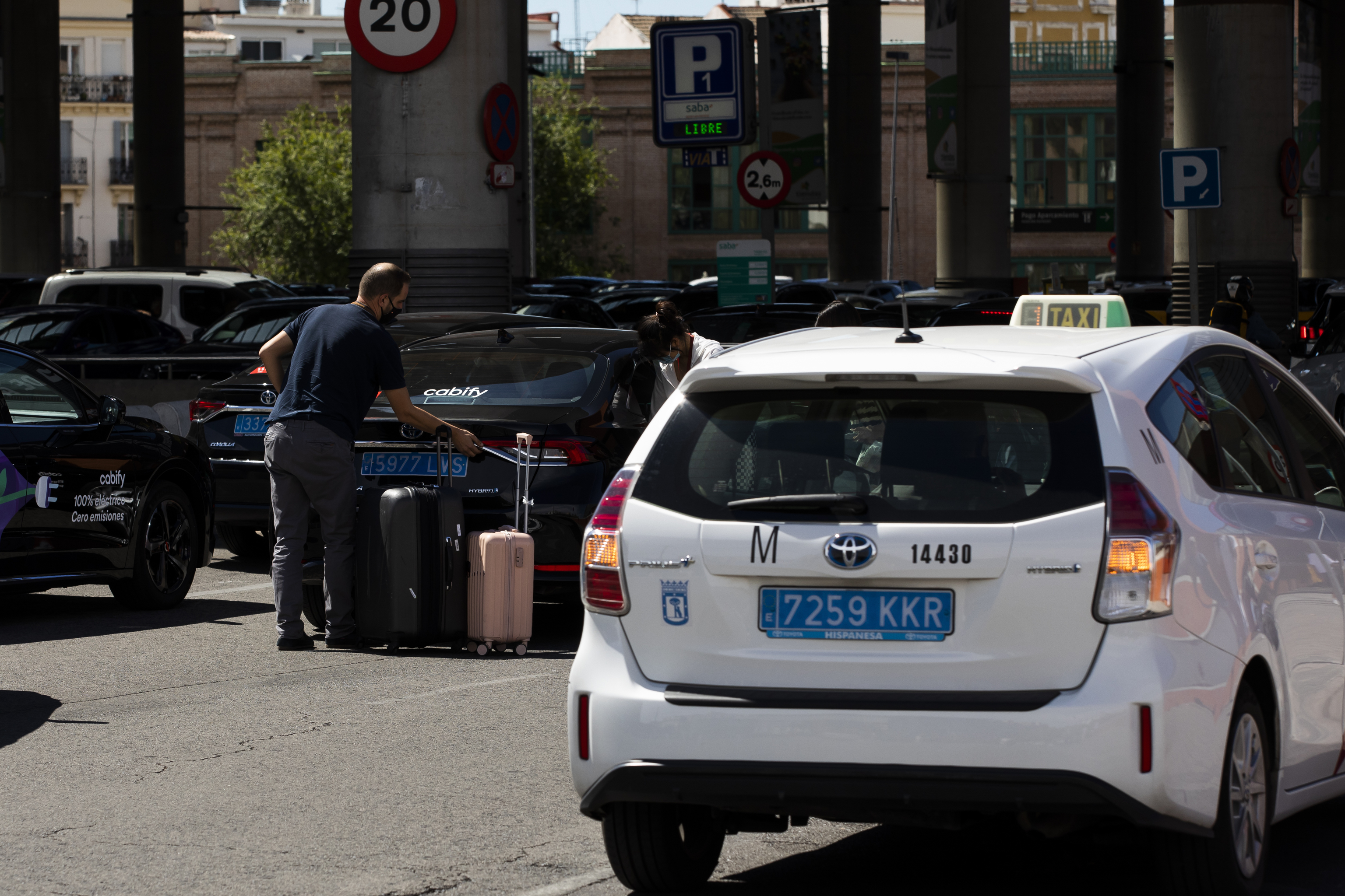 Un taxi llega a la estacin de Atocha mientras un VTC deja a una clienta, el pasado viernes.