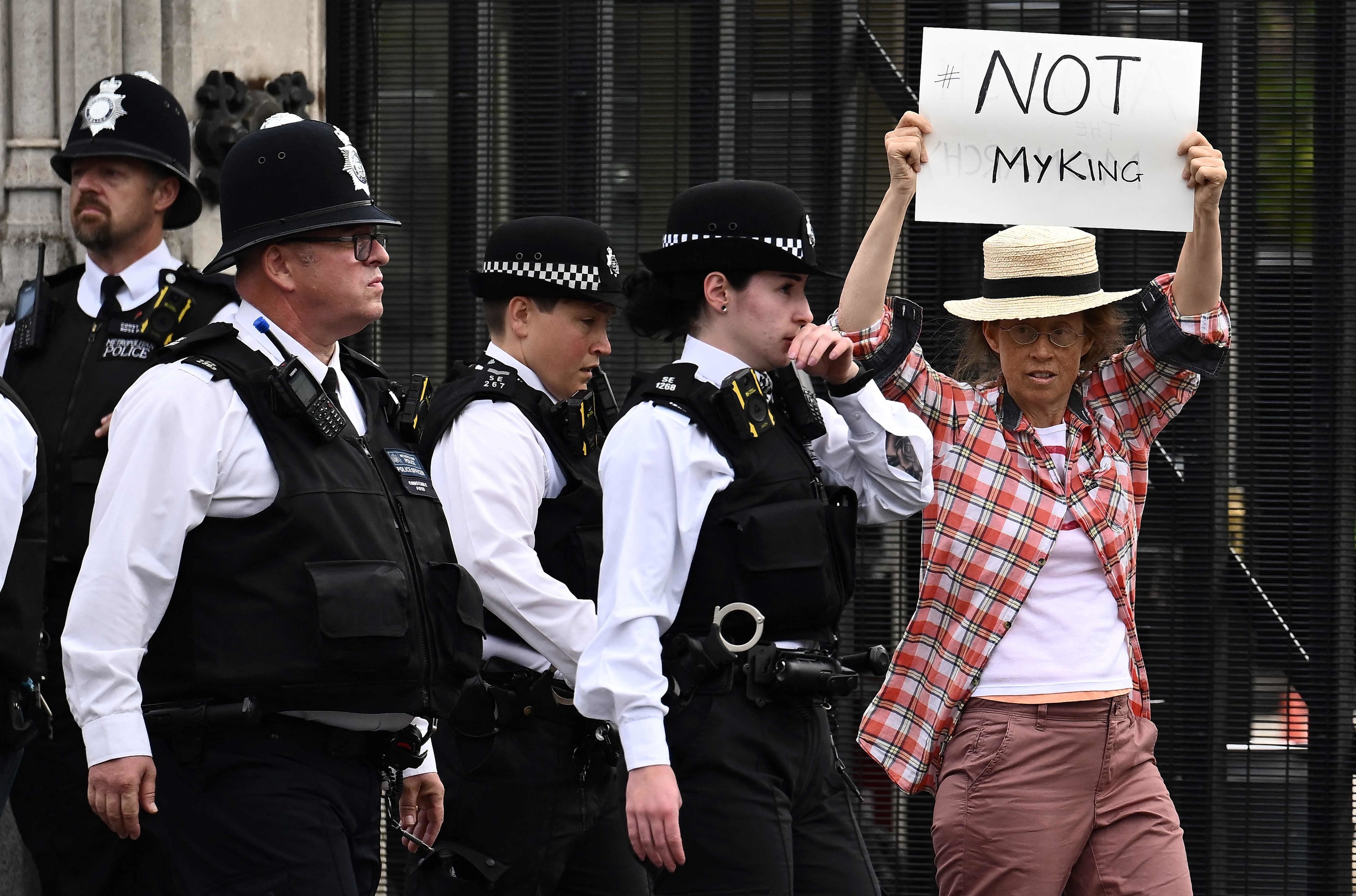 Una manifestante seguida de policas, junto al Palacio de Westminster, Londres.
