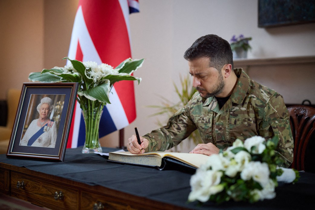 El presidente ucraniano, Volodimir Zelenski, firma en el libro de condolencias por la muerte de de Isabel II.