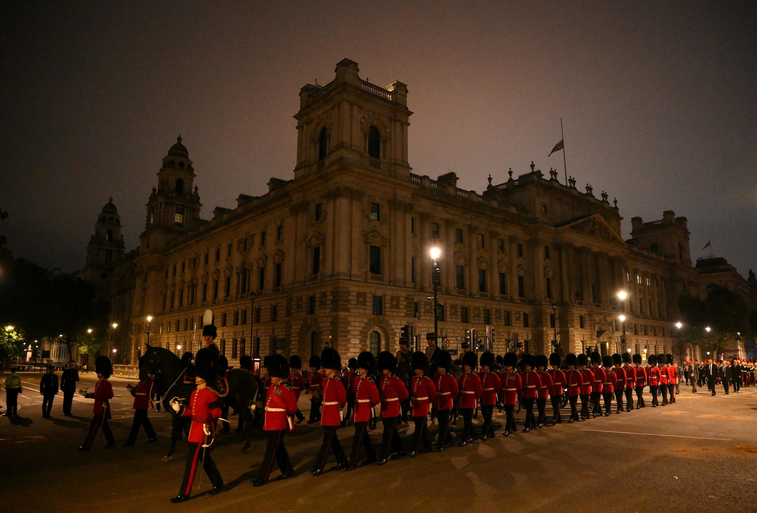 Los Guardias de Granaderos ensayan la procesión ceremonial del féretro de la Reina Isabel II.