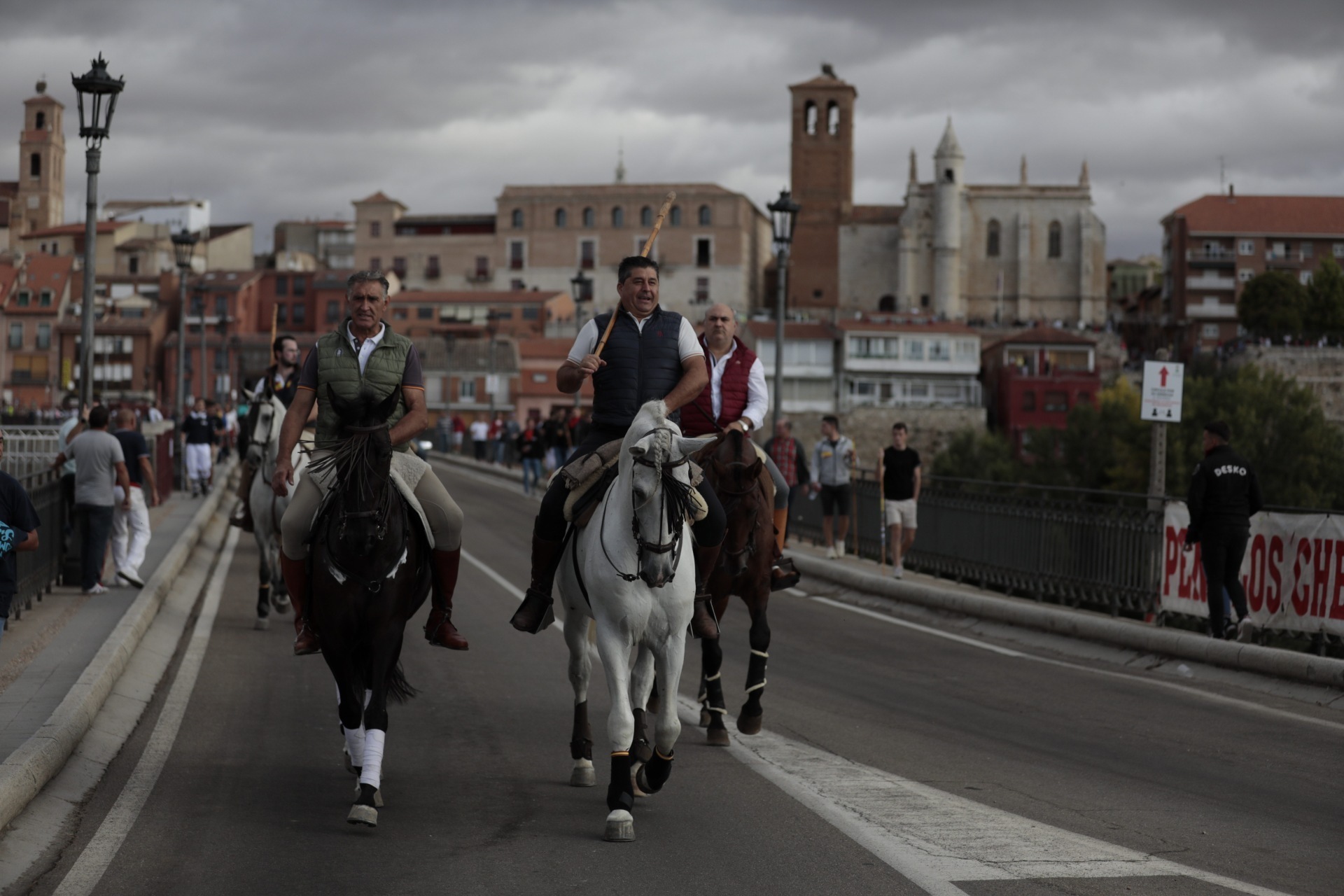 Participantes a caballo en el torneo Toro de la Vega, en Tordesillas.