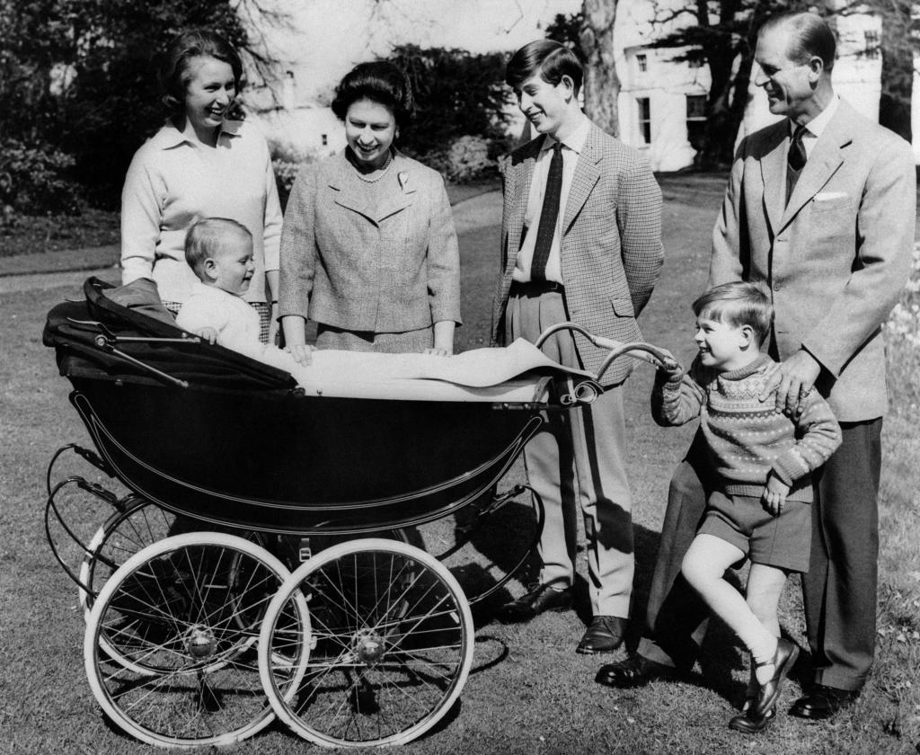 La princesa Ana, Isabel II, el pr�ncipe Carlos, el duque de Edimburgo y el pr�ncipe Andr�s sonr�en al peque�o Eduardo en 1965.