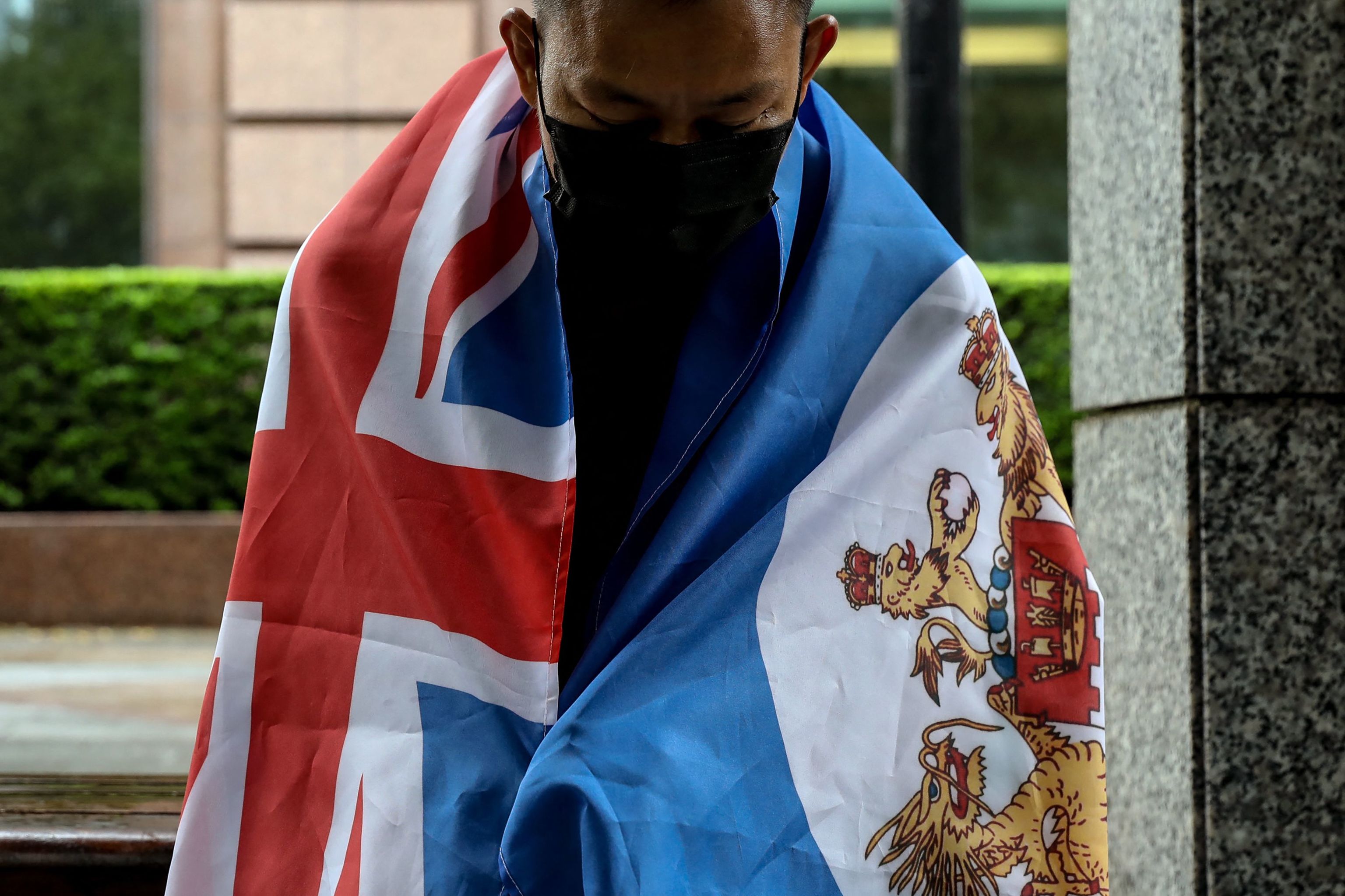 Un hongkonés residente en Taiwán luce la bandera colonial británica de Hong Kong, en Taipei.