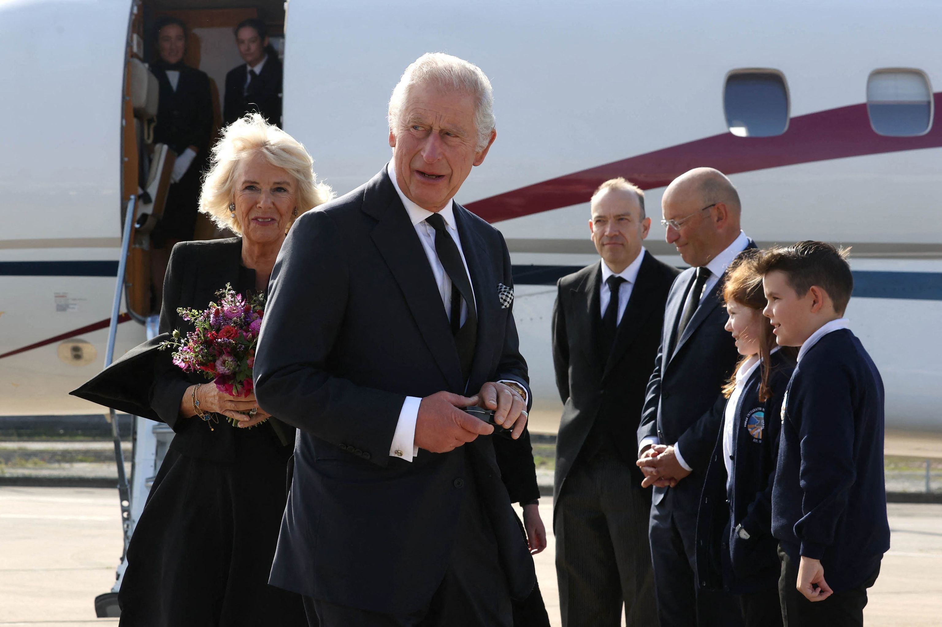 El Rey Carlos III y la reina consorte Camilla aterrizan en Belfast.