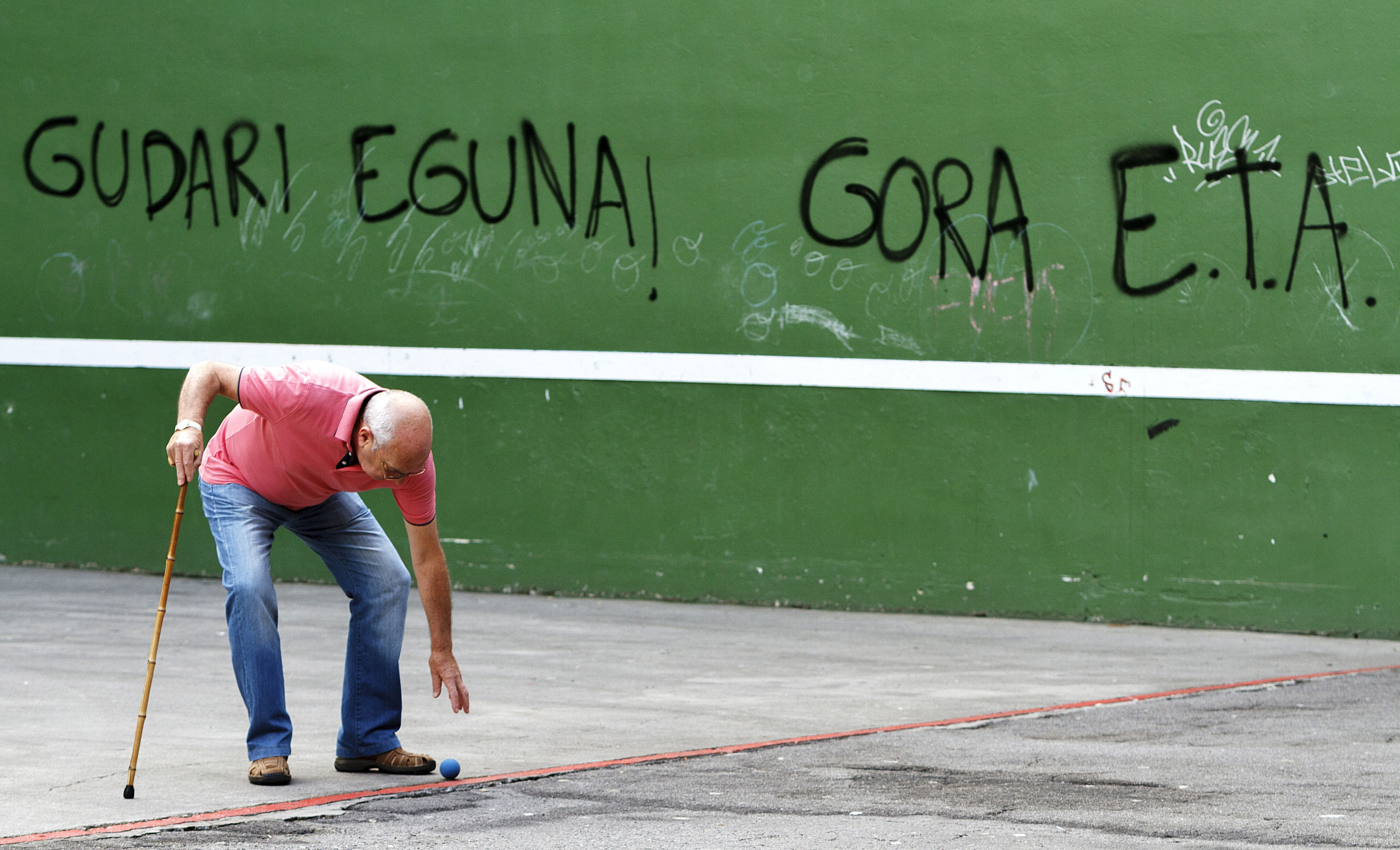 Pintada a favor de ETA en el frontón de Hernani (Guipuzcoa)