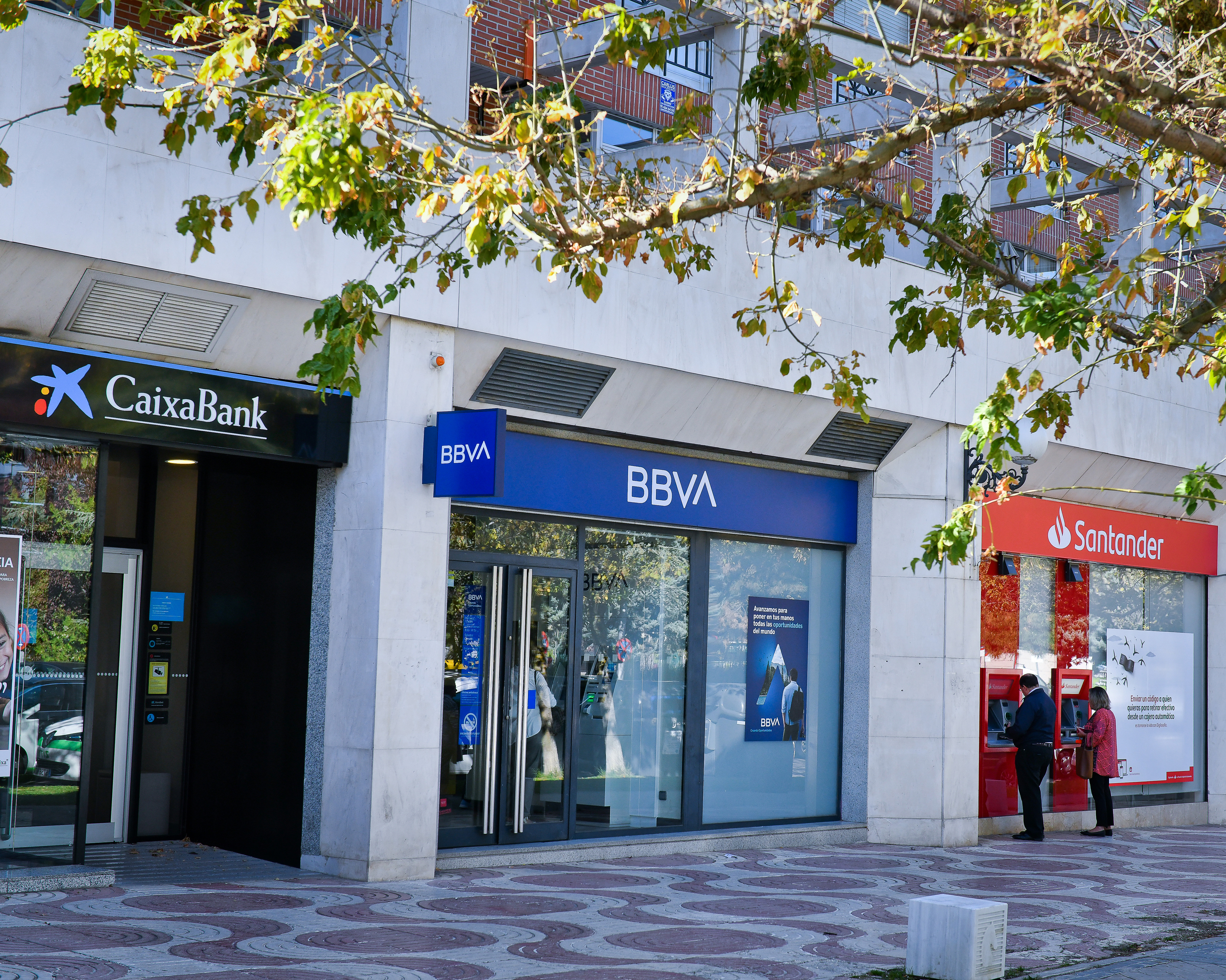 Varias sucuarsales bancarias en una calle de Madrid.
