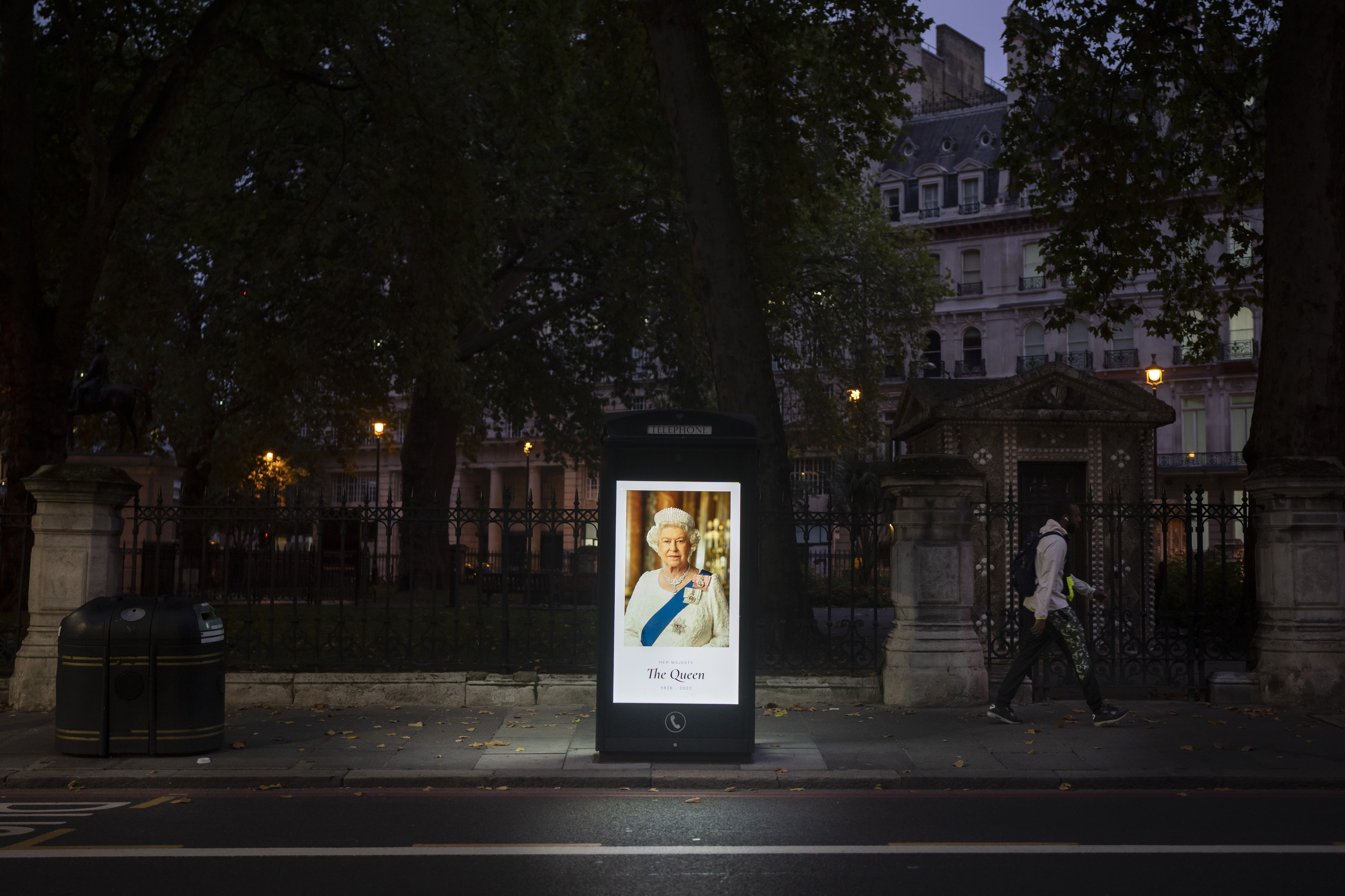 Una marquesina con la foto de la reina en Londres.