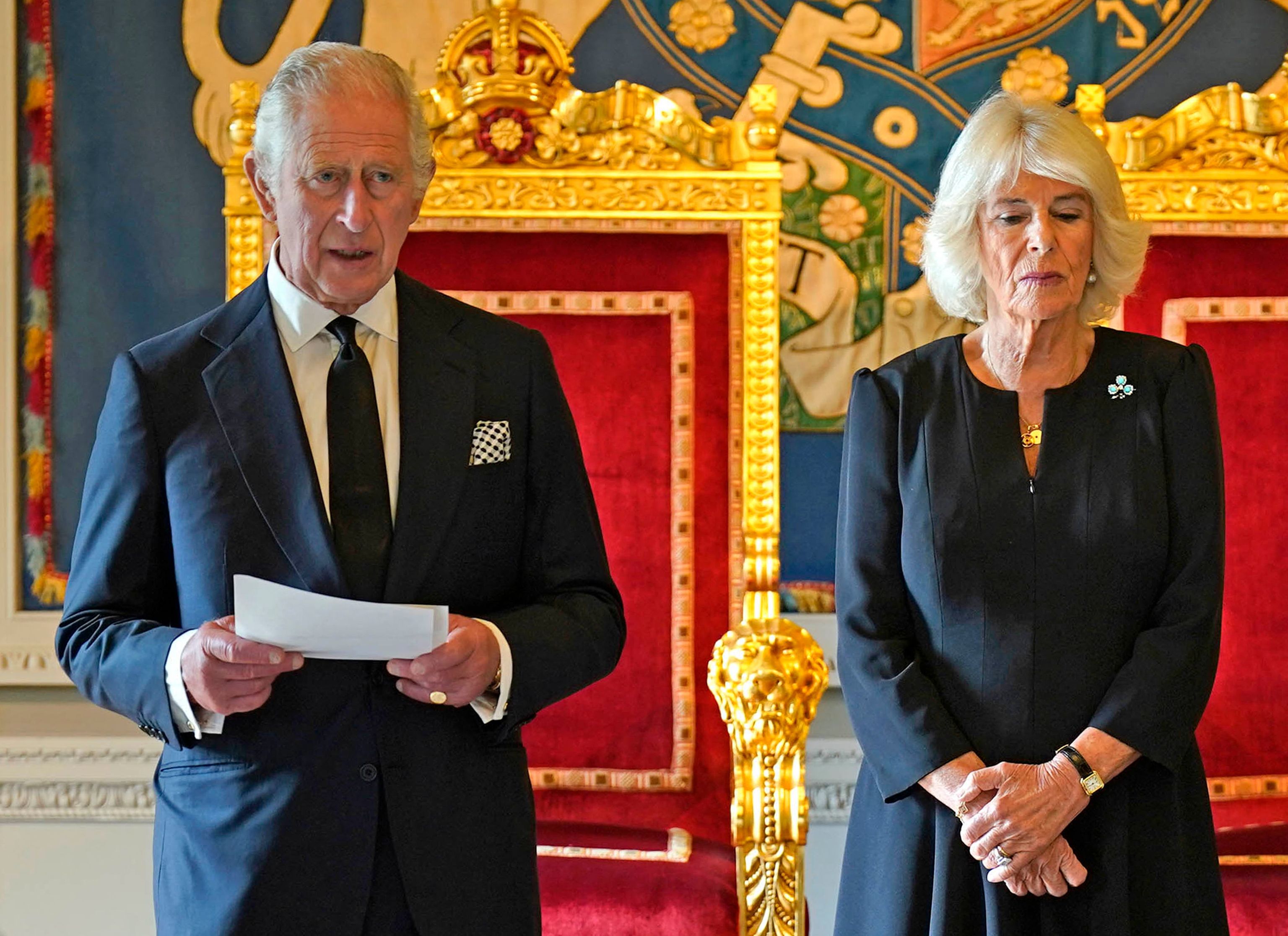 El rey Carlos III y Camilla, la reina consorte, en Belfast.