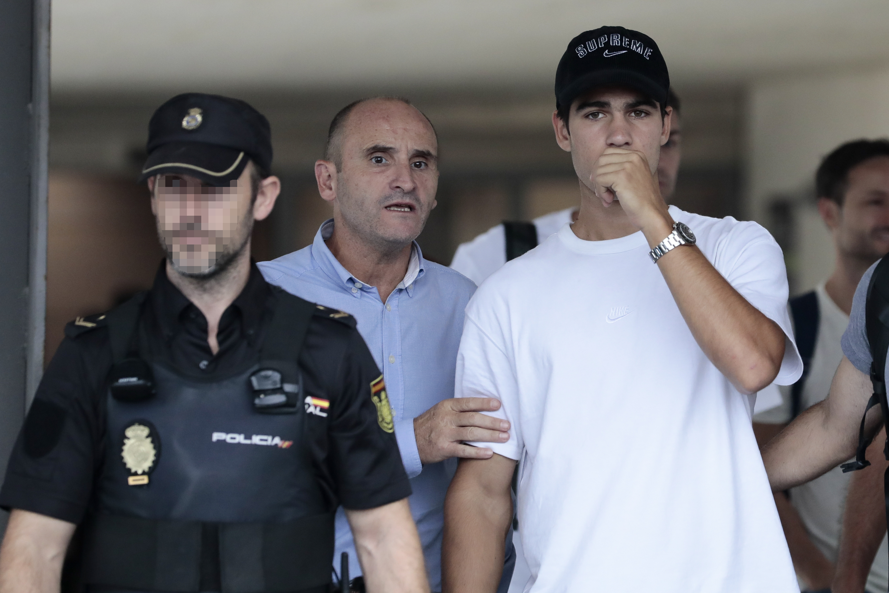 Carlos Alcaraz, escoltado a su llegada al aeropuerto de Manises, en Valencia.