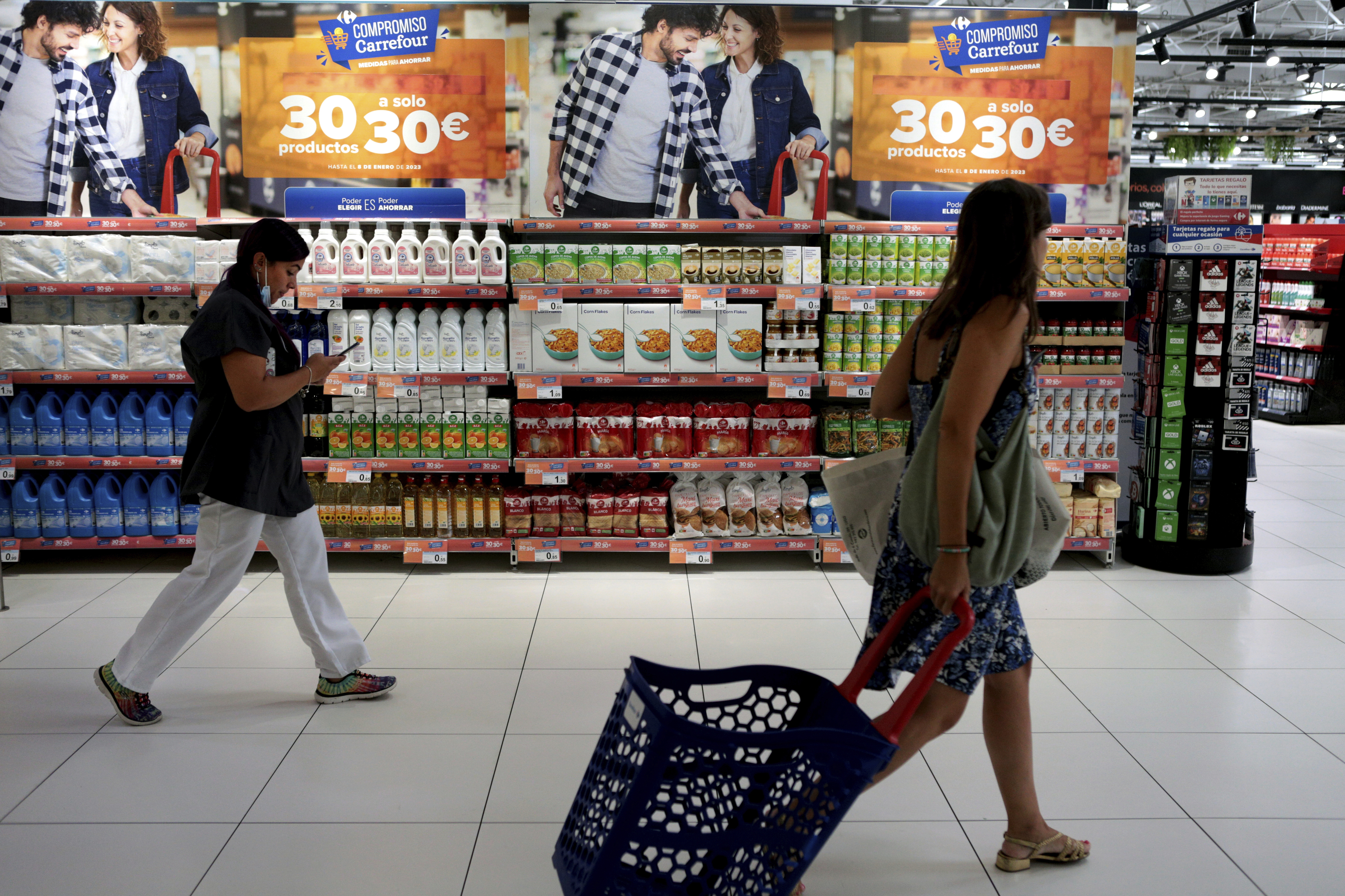Una mujer hace la compra en un supermercado Carrefour en Madrid