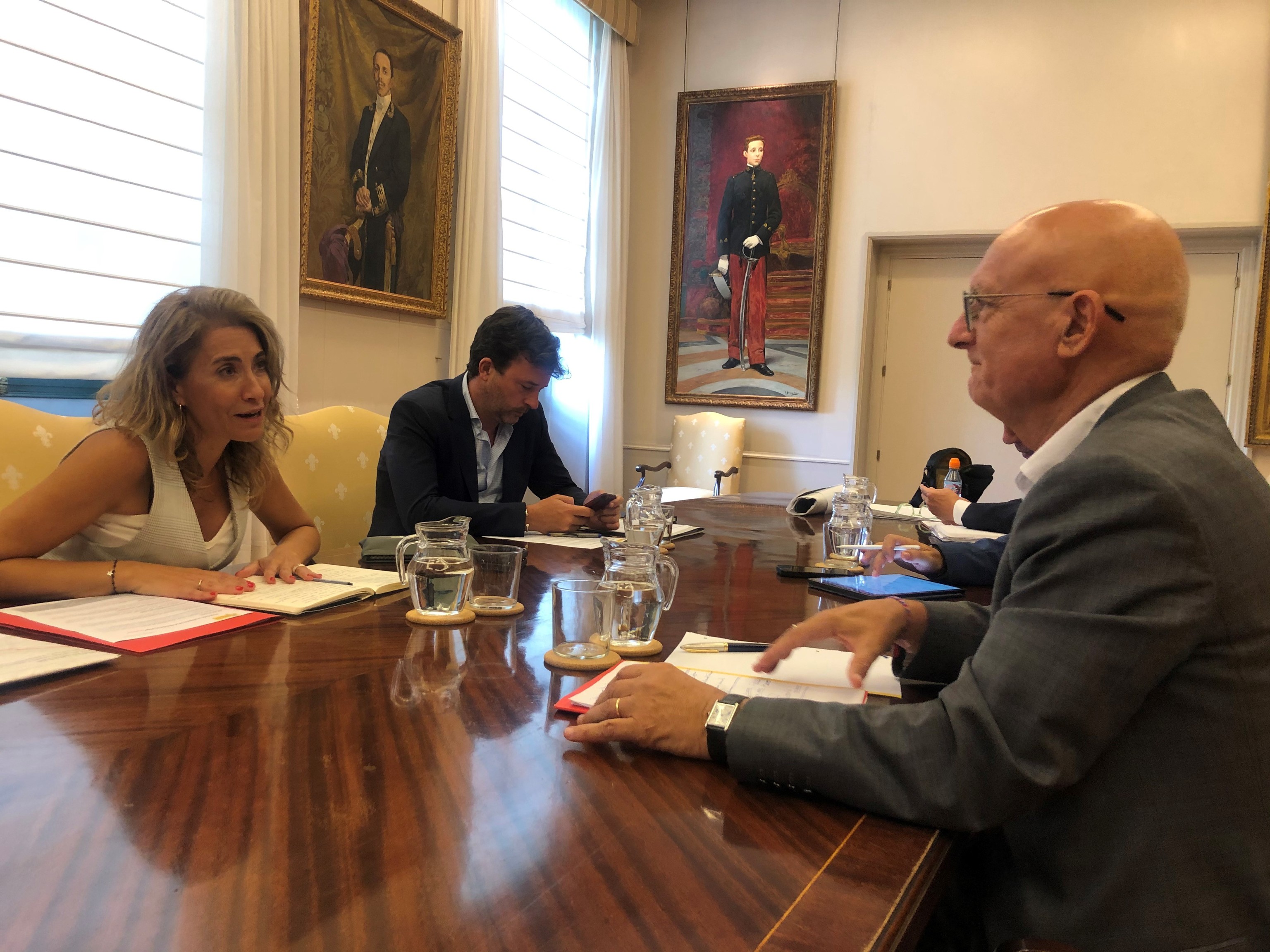 La ministra Snchez junto al consejero Ciriza durante la reunin que han mantenido hoy en el Ministerio de Transportes en Madrid.