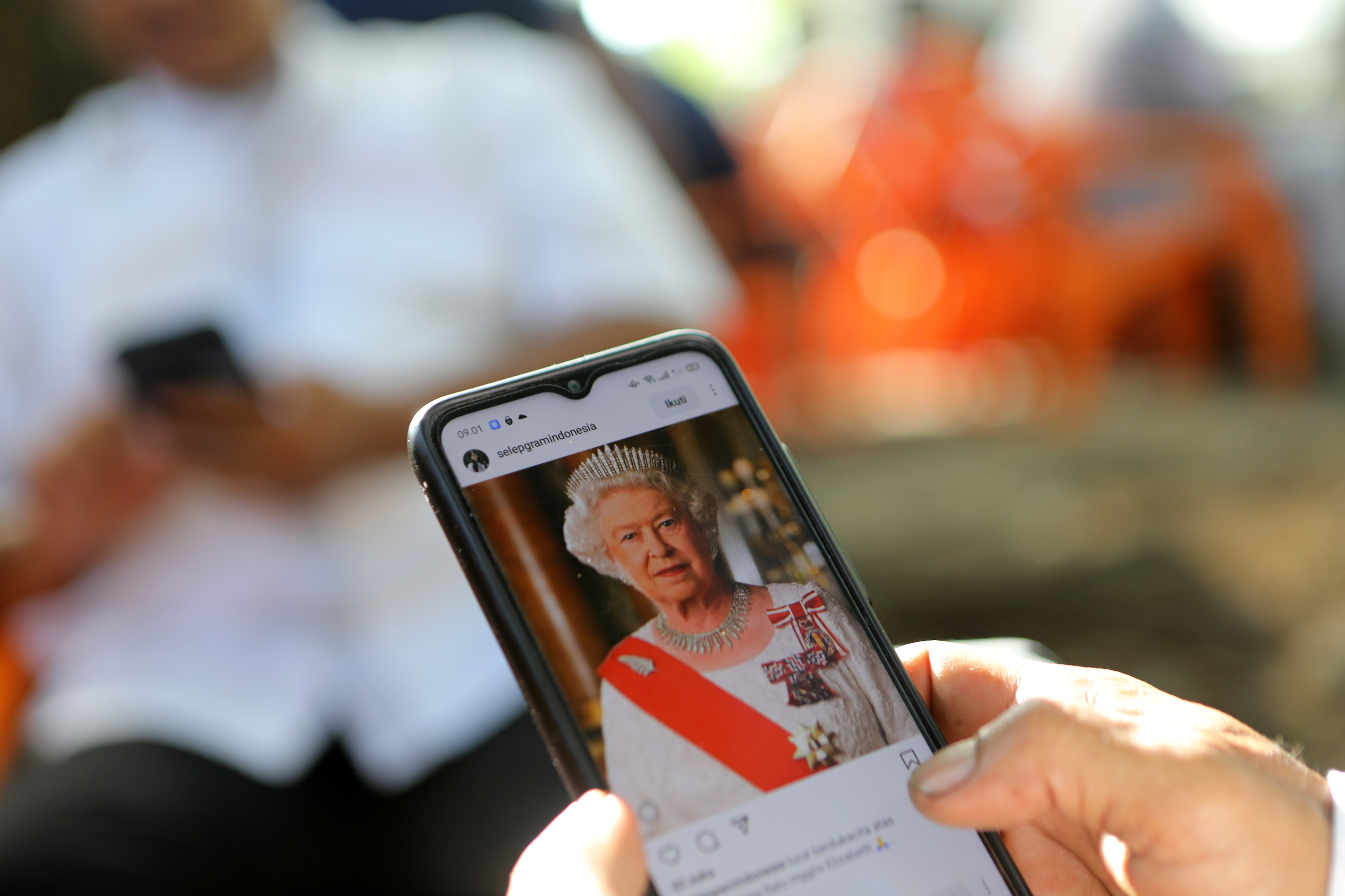Un usuario lee en su móvil sobre Isabel II desde Indonesia.