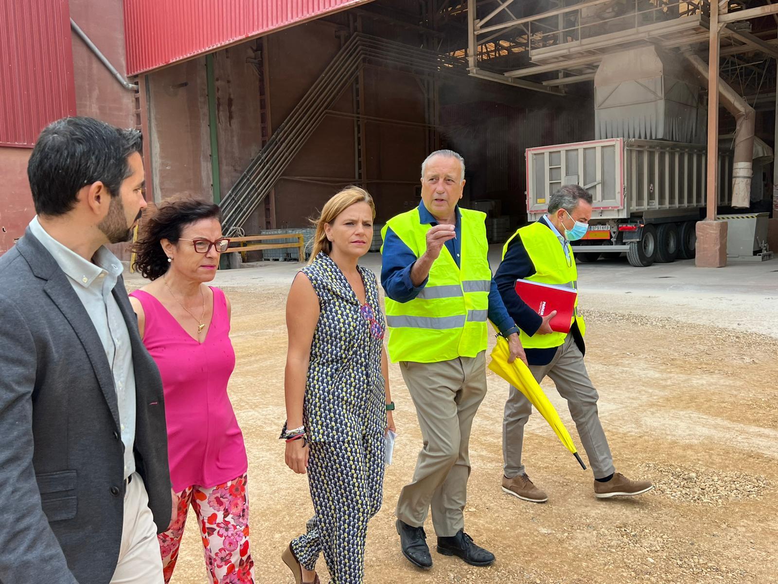 Pilar Bernabé, este martes, durante su visita a una fábrica en l'Alcora.