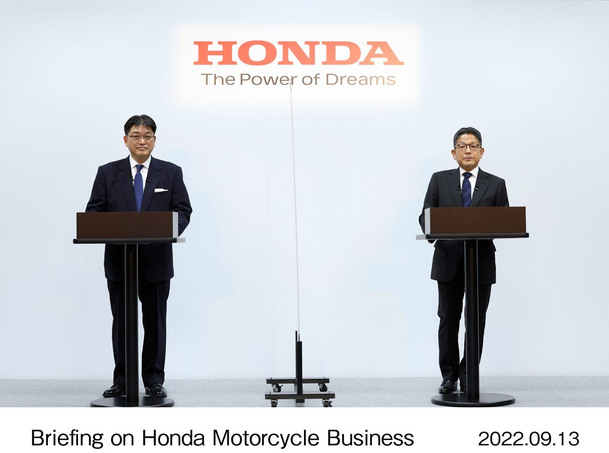 Kohei Takeuchi (vicepresidente ejecutivo) y Yoshishige Nomura (director ejecutivo y presidente de HRC) anunciaron las iniciativas empresariales de Honda para sus motocicletas.