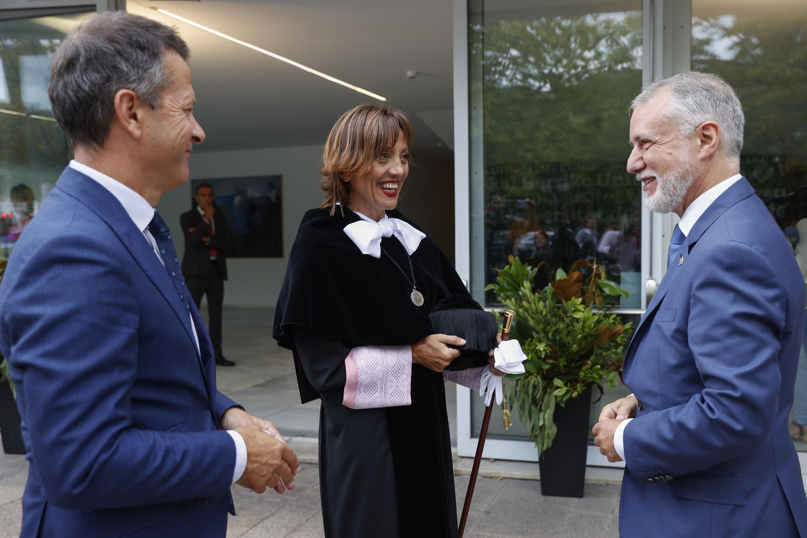 El consejero Bildarratz conversa con la rectora Eva Ferreira y el lehendakari Iñigo Urkullu en Bilbao.