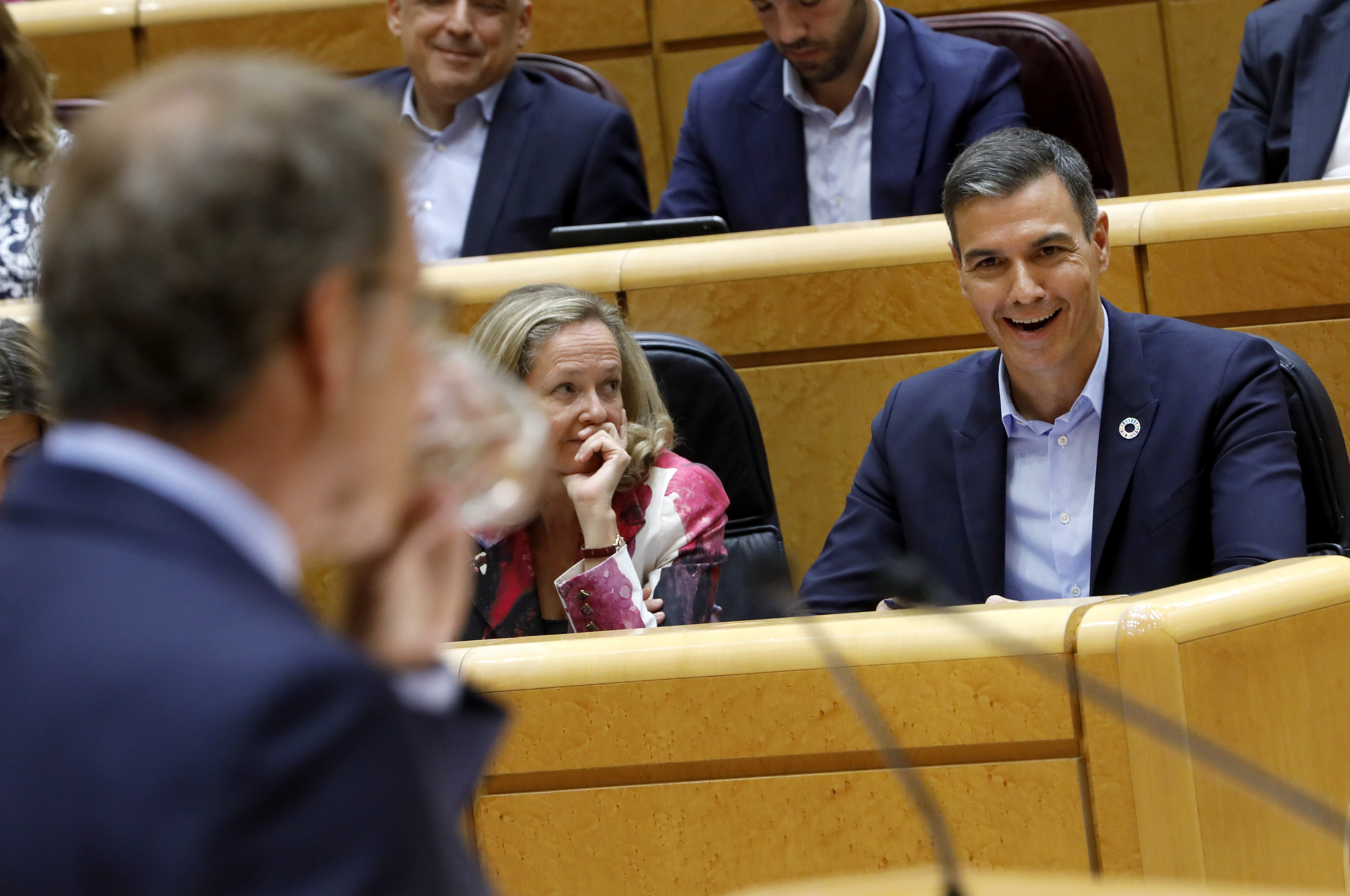 Pedro Snchez sonre durante el cara a cara con Alberto Nez Feijo en el Senado.