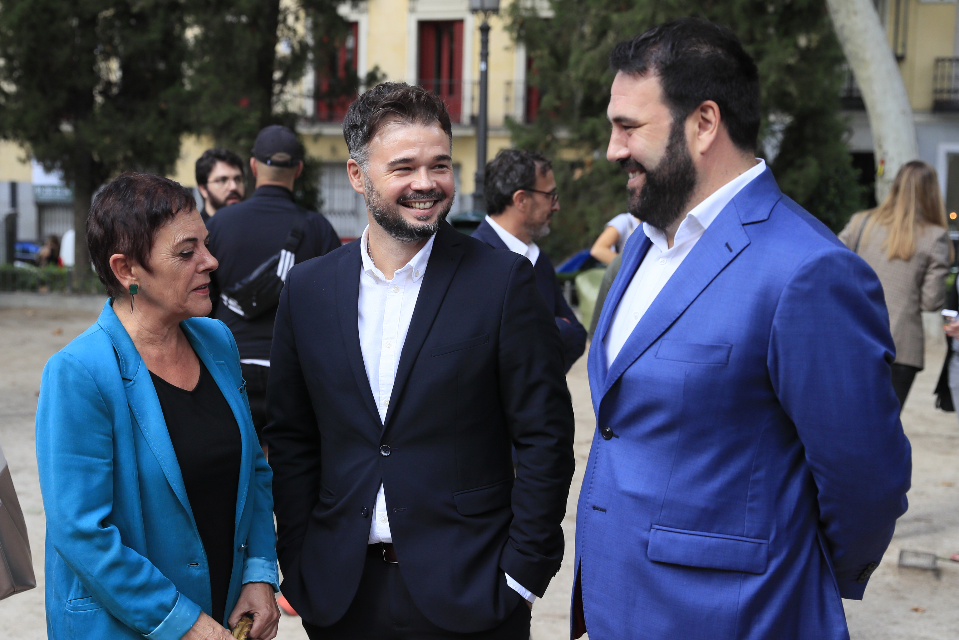 El portavoz de ERC, Gabriel Rufin (c), junto a los diputados de Bildu Mertxe Aizpurua  y Jon Iarritu, a las puertas del Supremo.