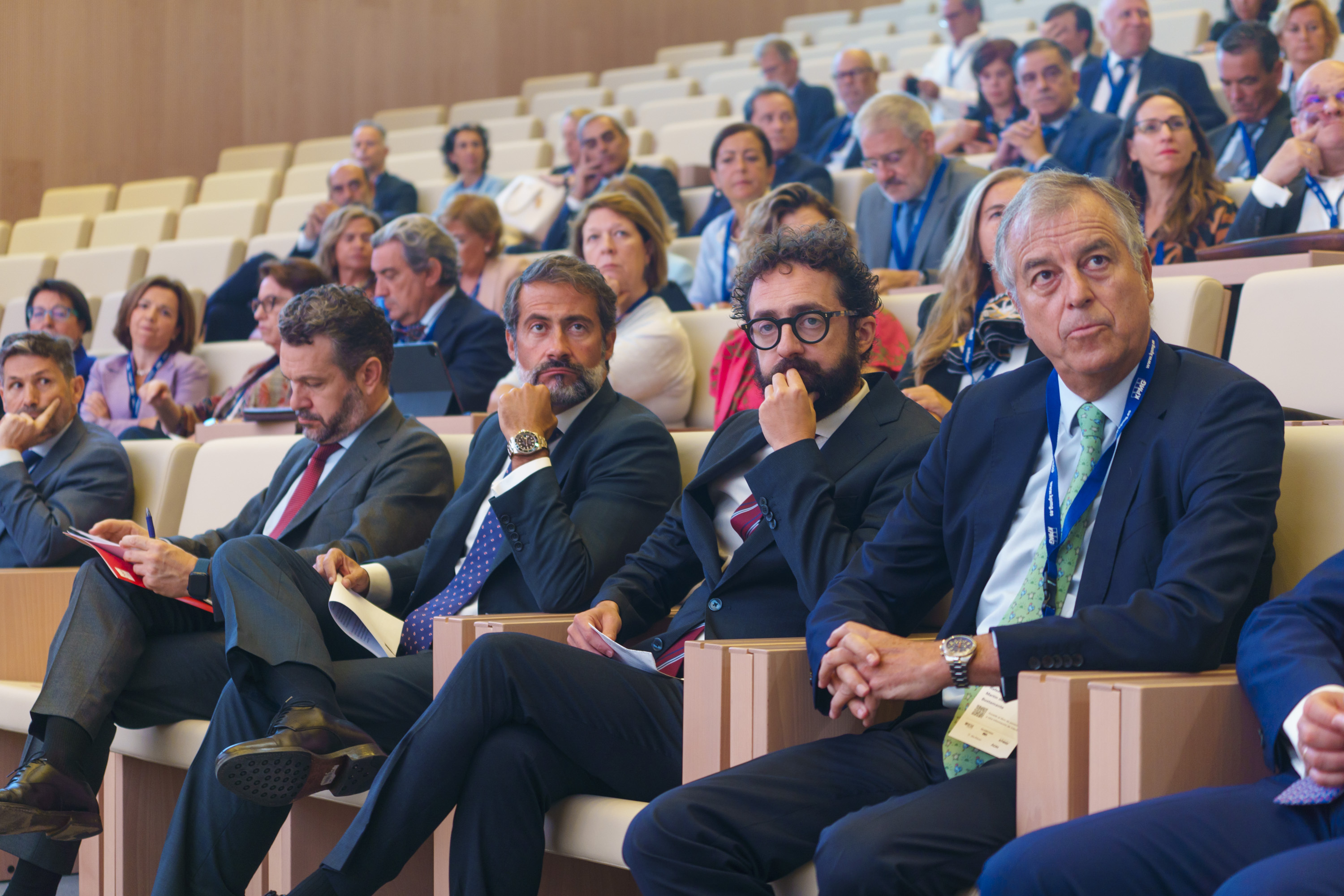 El presididente de la CNMV, Rodrigo Buenaventura, el presidente de KPMG en España, Juanjo Cano y el director de El Mundo, Joaquín Manso