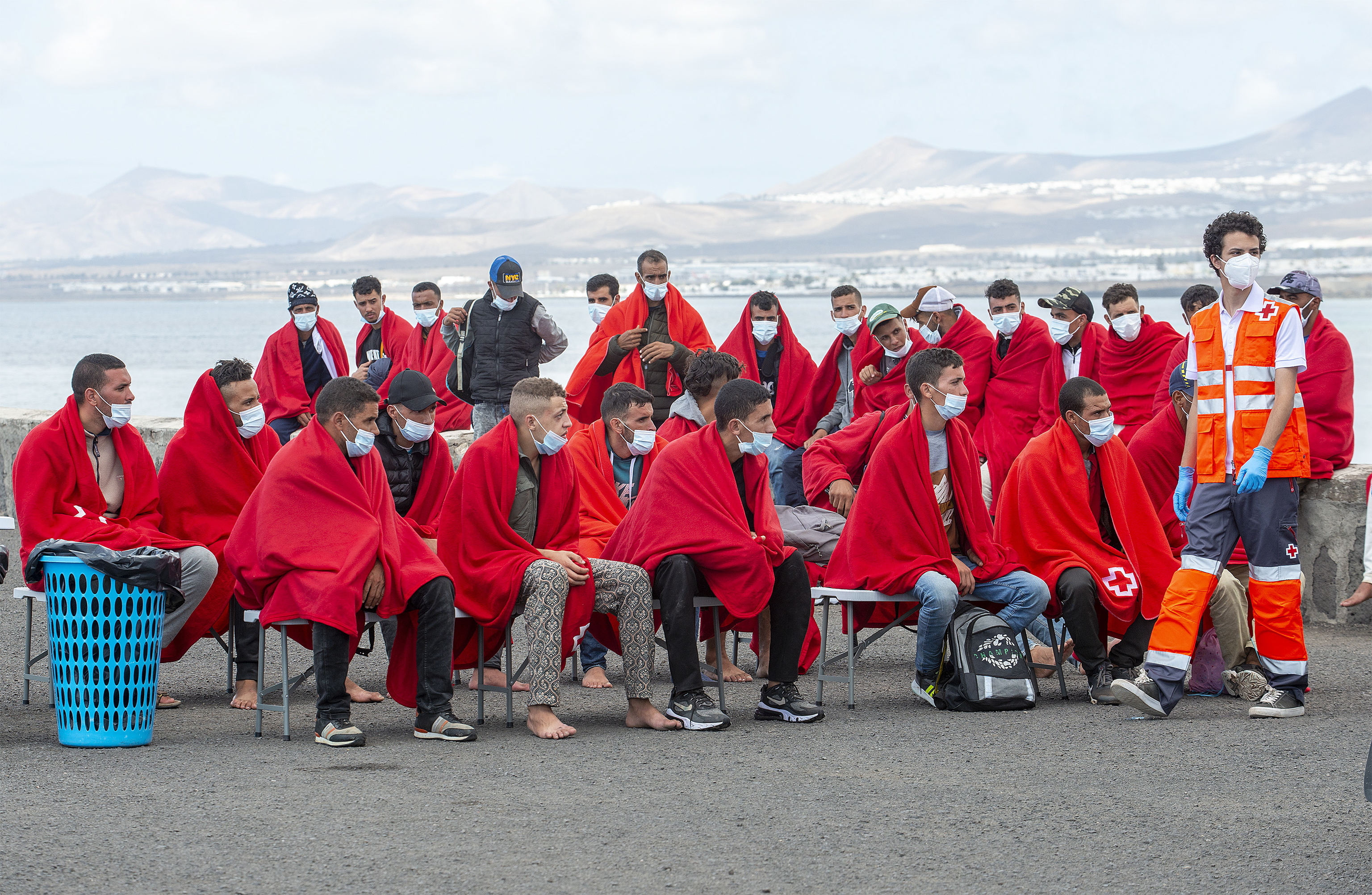 Voluntarios de Cruz Roja atienden a varias personas llegadas en patera a Canarias este año.