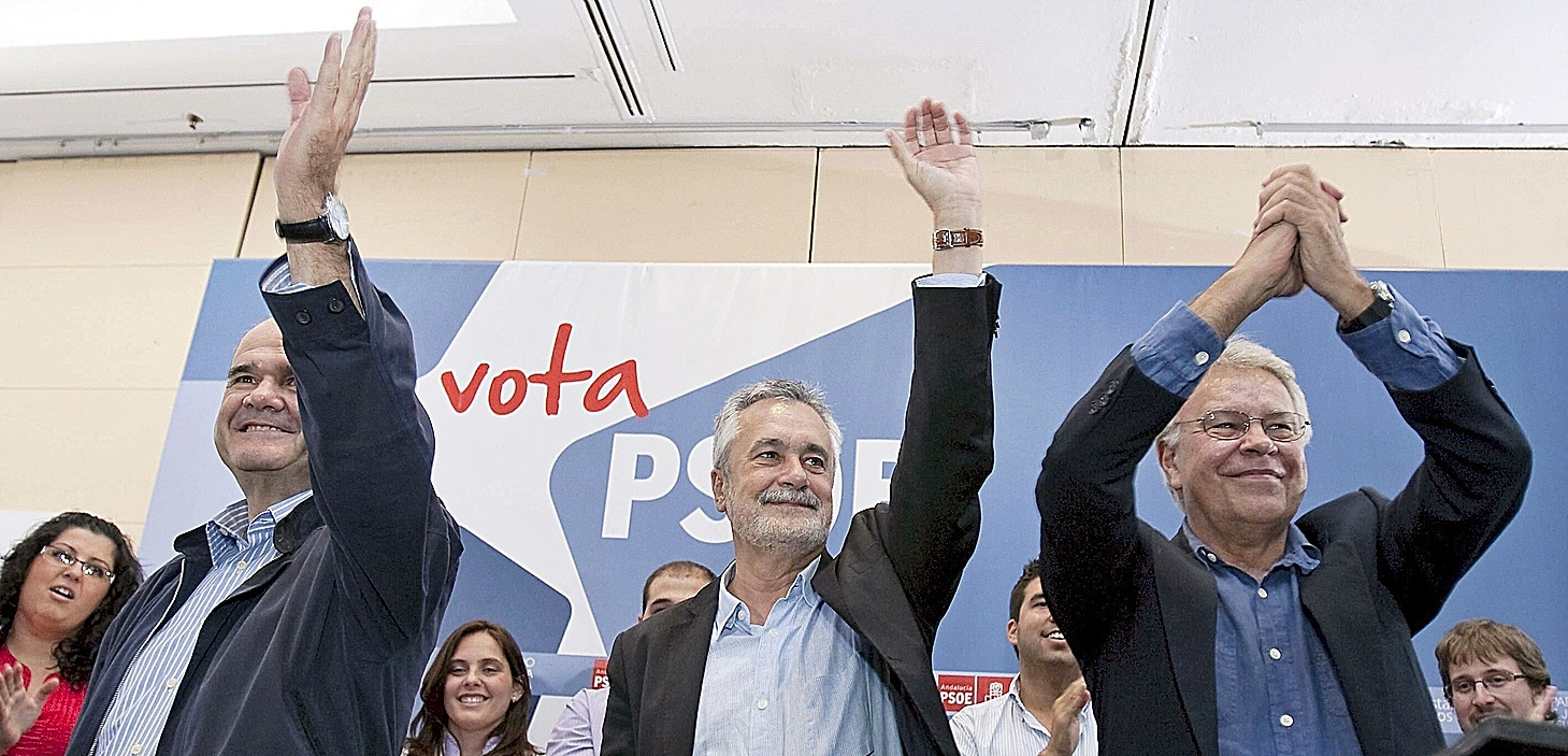 Manuel Chaves, Jos Antonio Grin y Felipe Gonzlez, en el cierre de la campaa de las elecciones europeas en junio de 2009.