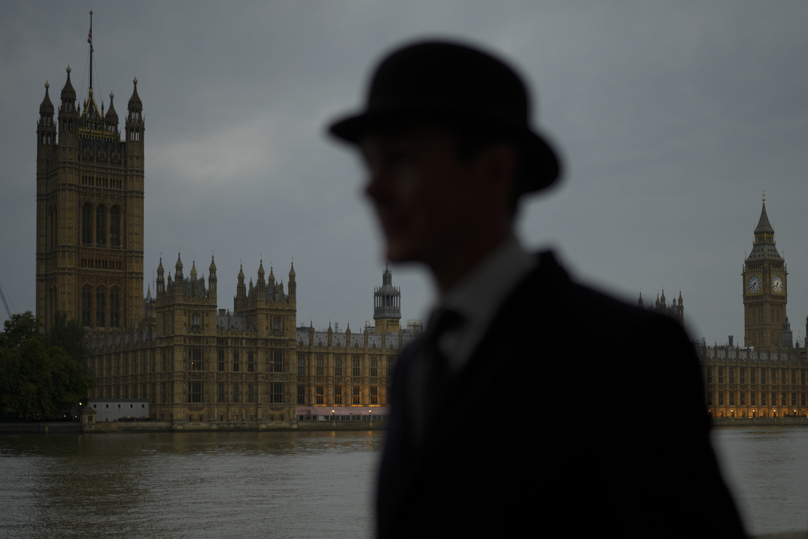 El londinense Alex Gerald frente al Palacio de Westminster para presentar sus respetos a la difunta reina Isabel II.