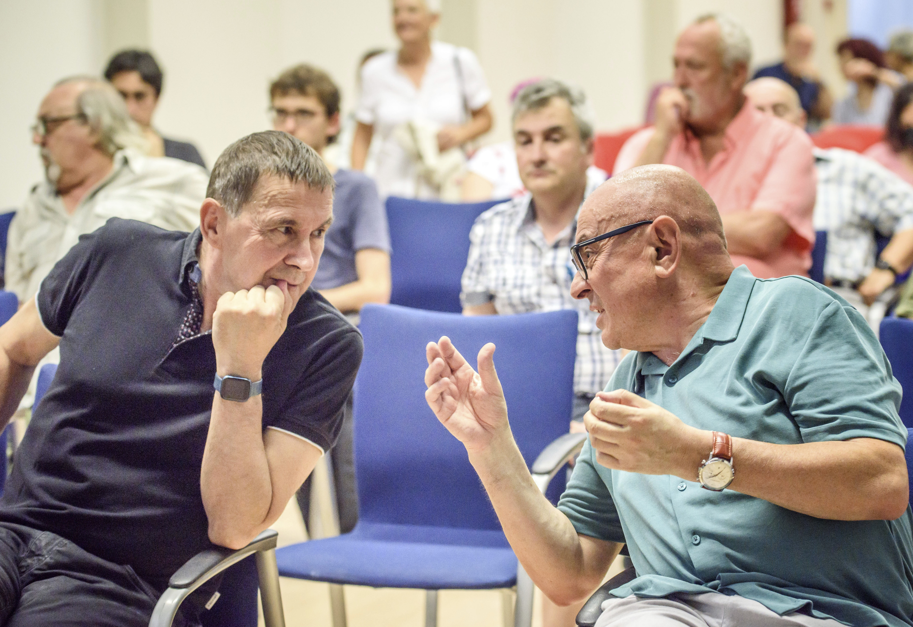 Arnaldo Otegi escucha a Javier Madrazo durante un acto organizado por el Foro de la Izquierda en Bilbao.