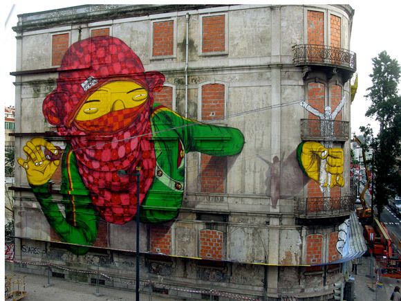 Mural de OsGemeos en un edificio de Lisboa.