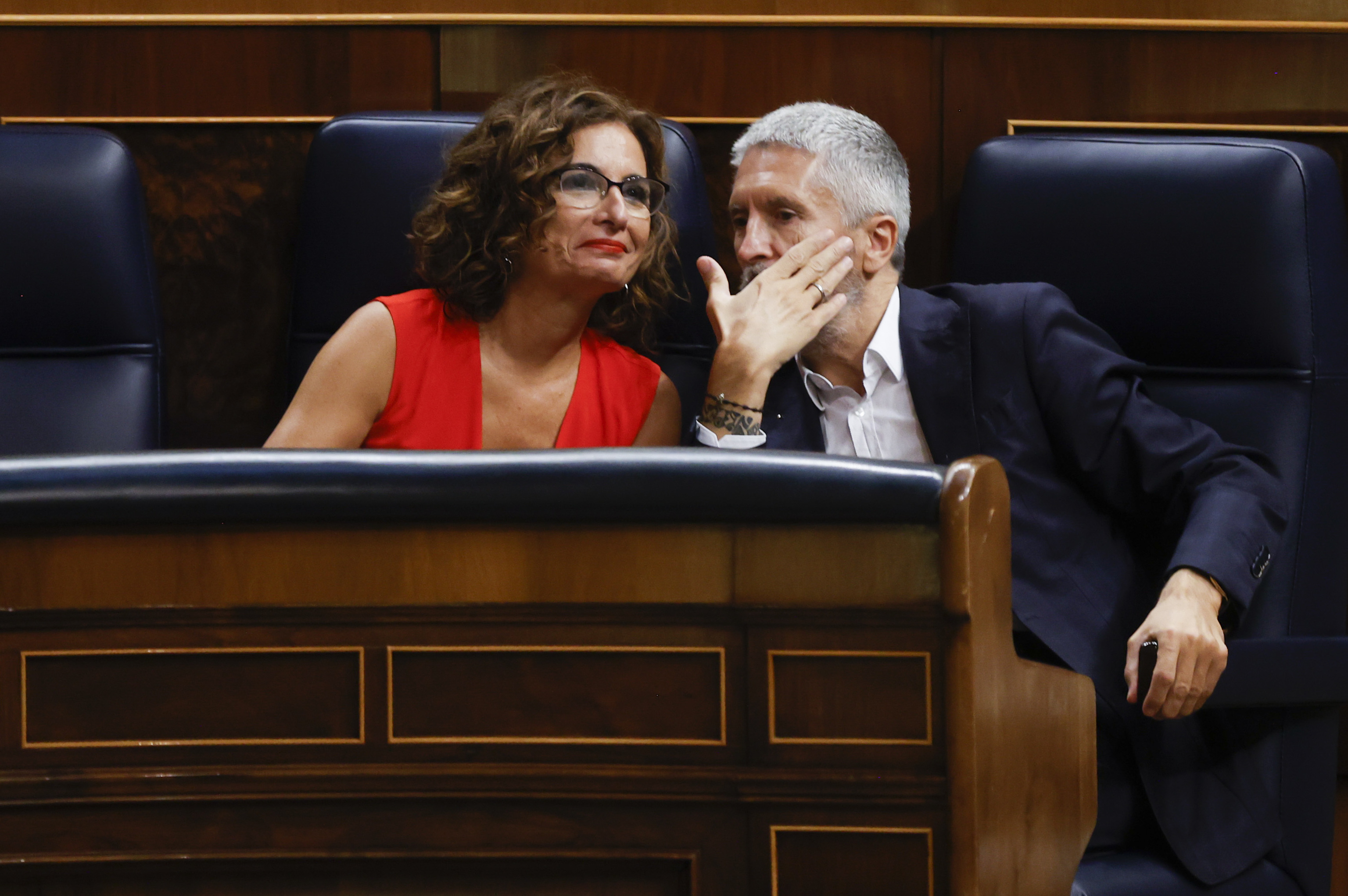 María Jesús Montero, ministra de Hacienda, y Fernando Grande-Marlaska, su homólogo de Interior, este miércoles en el Congreso.