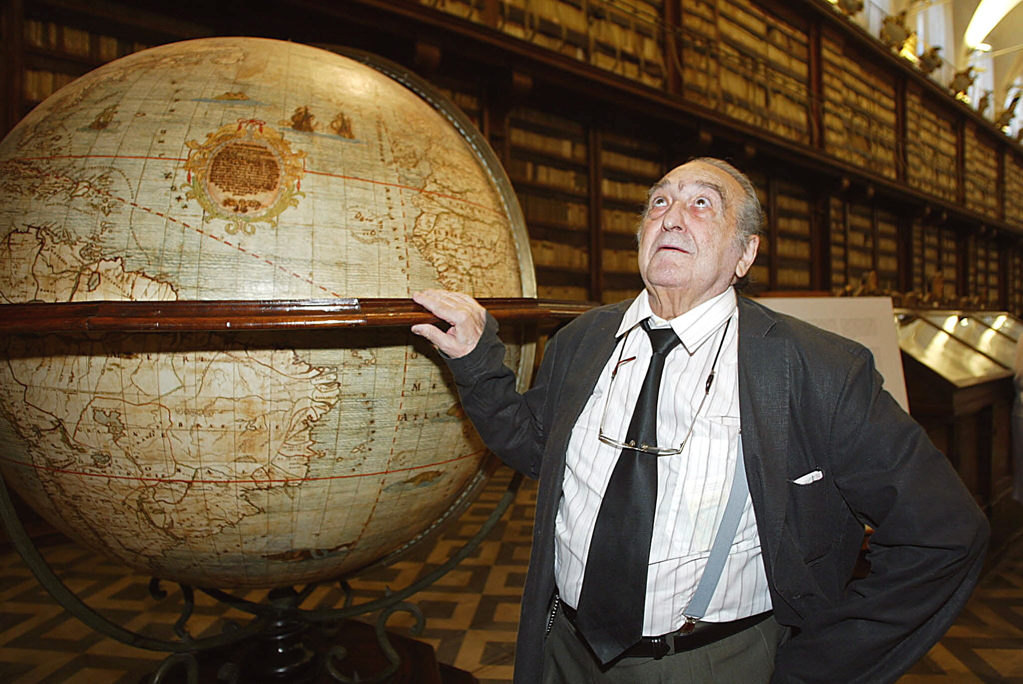 El escritor español, Premio Cervantes de 2004, observa la Biblioteca Casanatense donde inauguró una exposición dedicada a su obra.