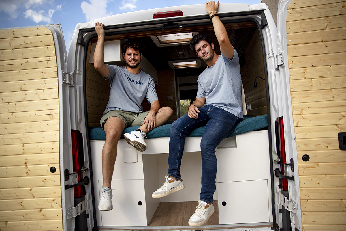 Ignasi Ribó y su socio, Toni Luque, posan en una de las furgonetas camperizadas.