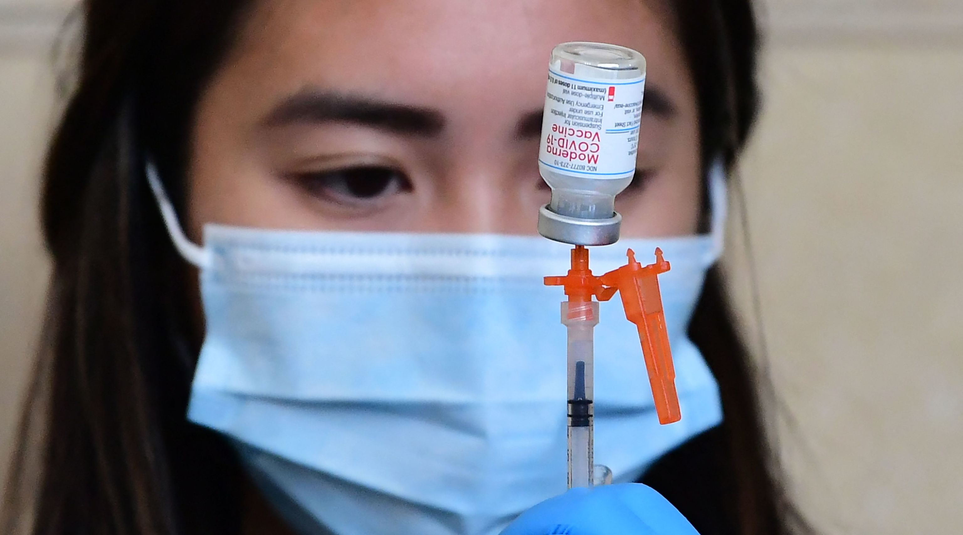 Una enfermera prepara una dosis de la vacuna de Moderna en Los Angeles, California.