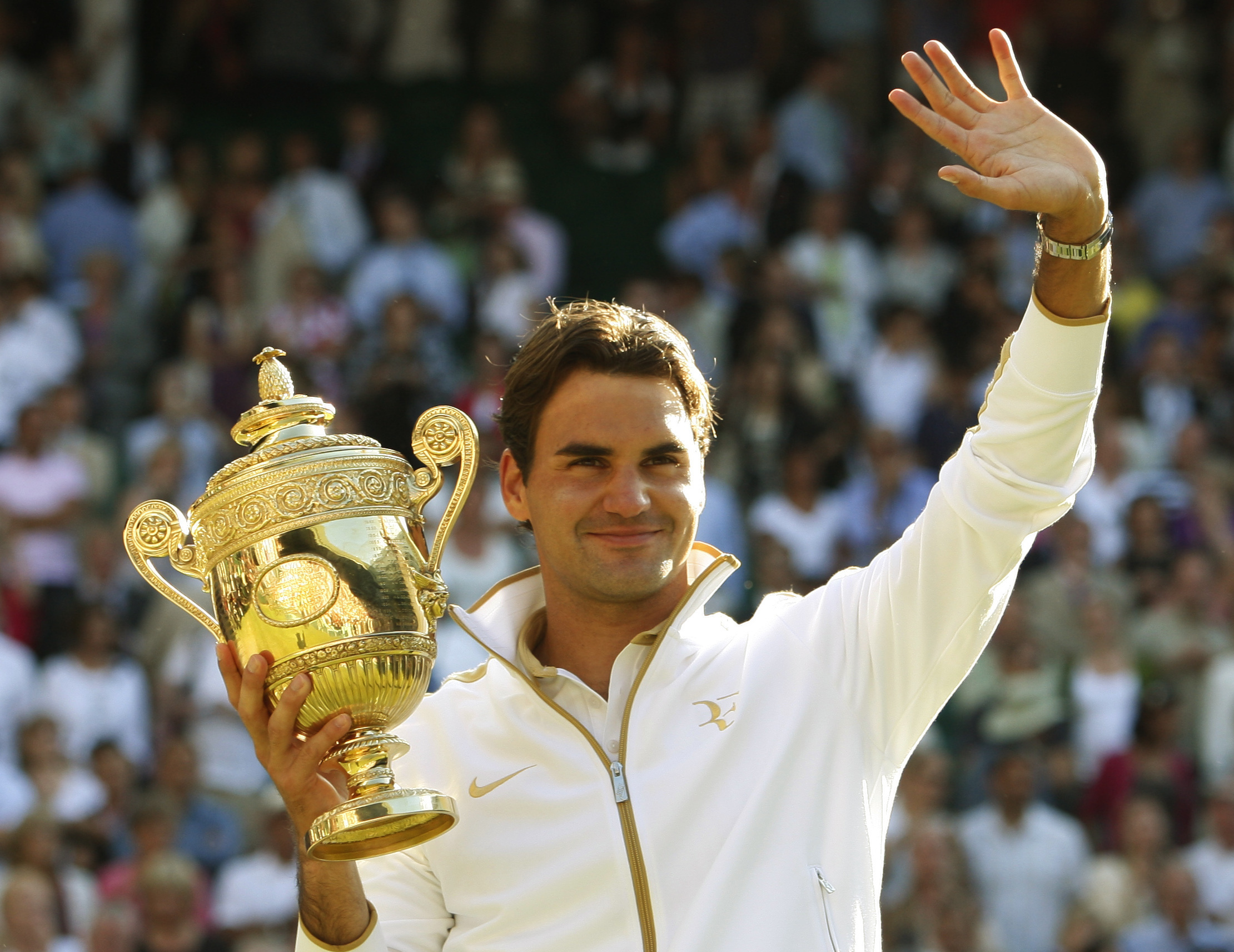 Federer, con la copa de campen de Wimbledon, en 2009.