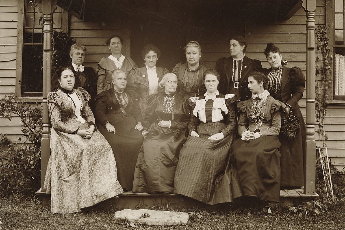 Algunas de las mujeres de Seneca Falls con Susan B. Anthony en el centro.