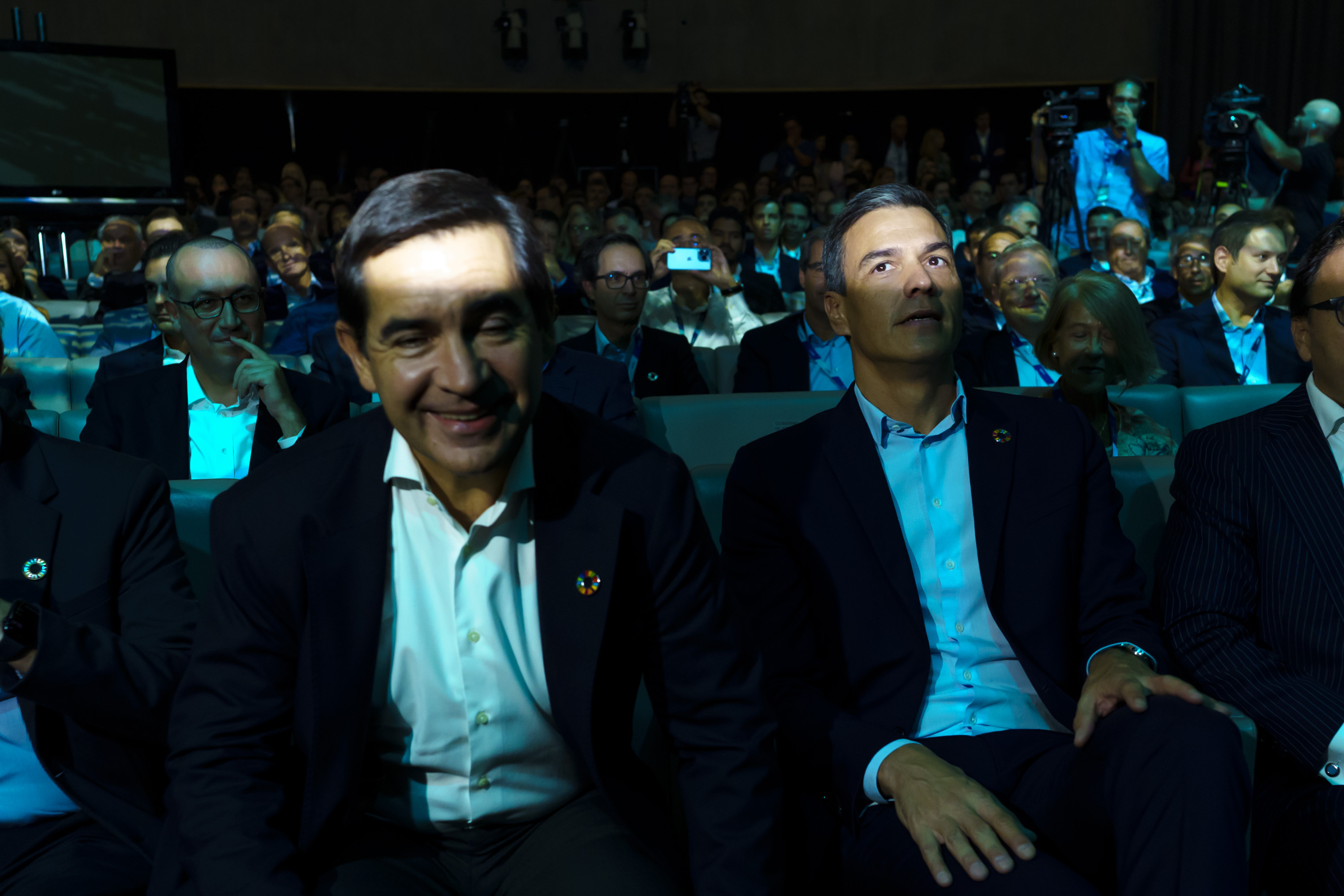 El presidente del BBVA, Carlos Torres, y el presidente del Gobierno, Pedro Sánchez, este jueves en el Foro para la Sostenibilidad del banco