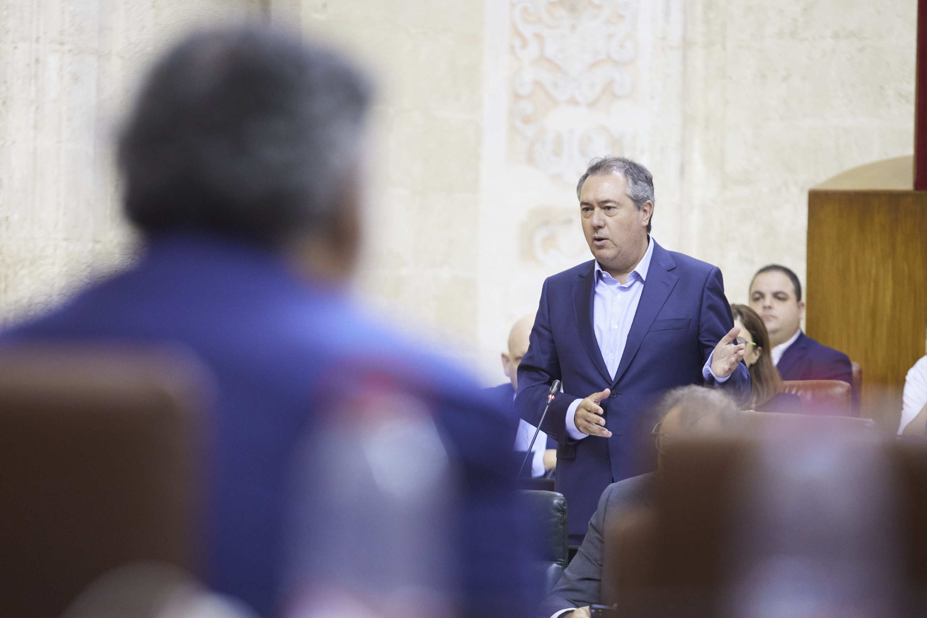 El secretario general del PSOE-A, Juan Espadas, este jueves en el pleno del Parlamento.