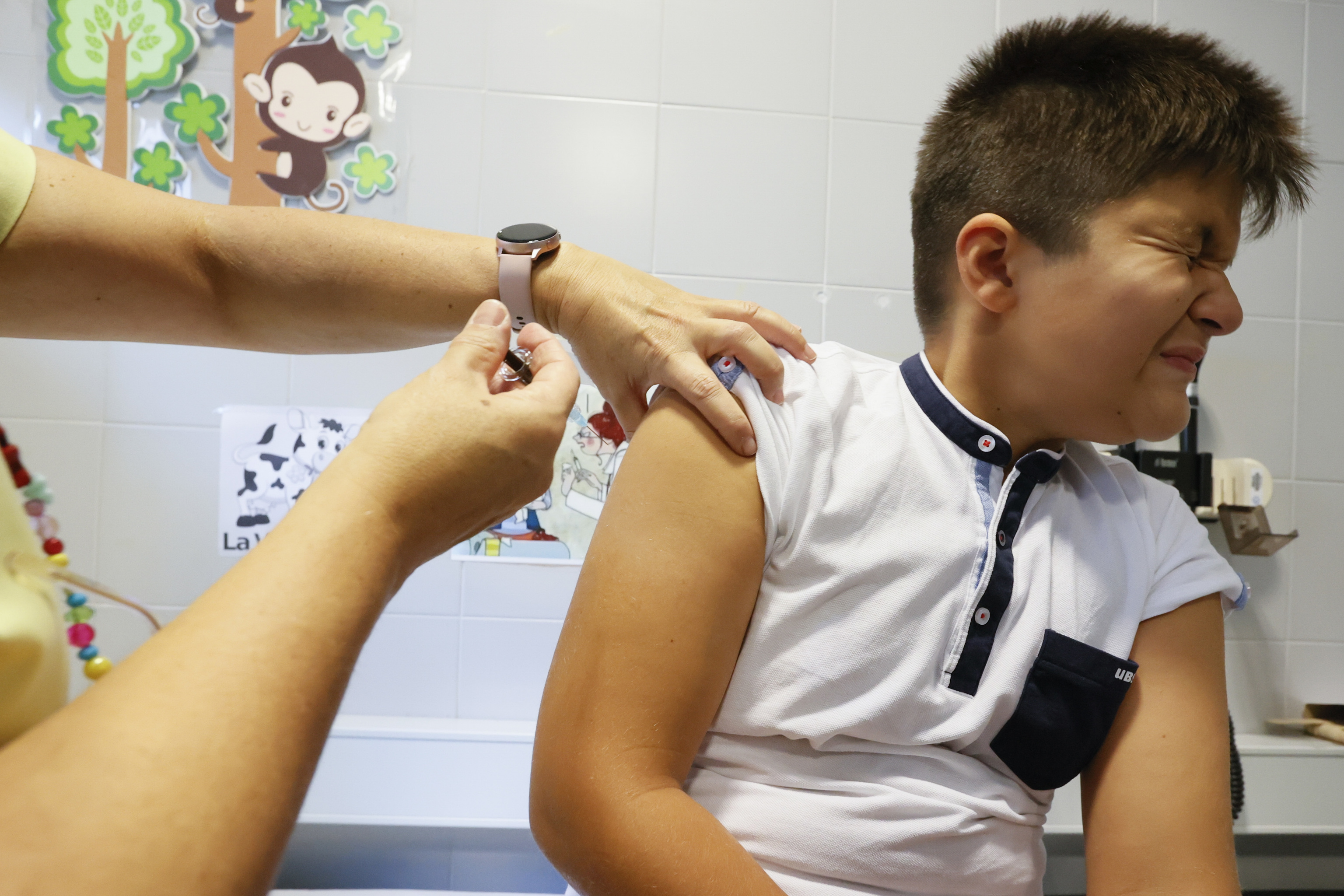 Una enfermera aplica la vacuna contra el papiloma humano.