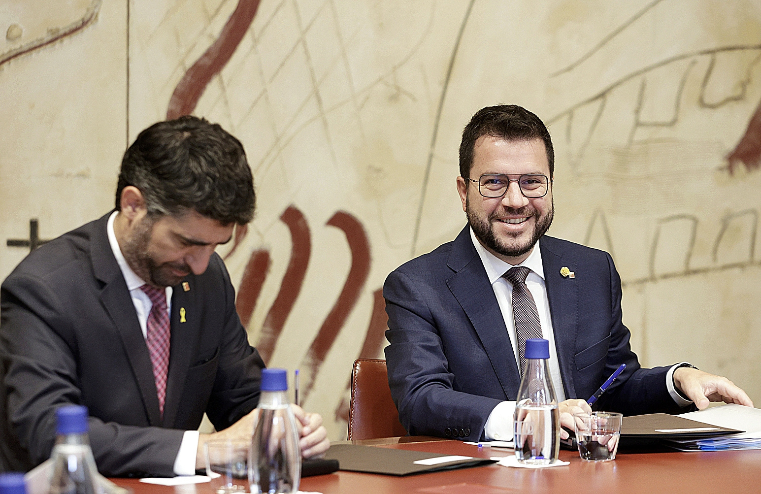 El consejero Joan Puigner y el presidente de la Generalitat, Pere Aragons, en la reunin del gobierno cataln.
