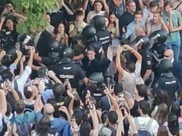 La Policía escolta a Macarena Olona en Granada.