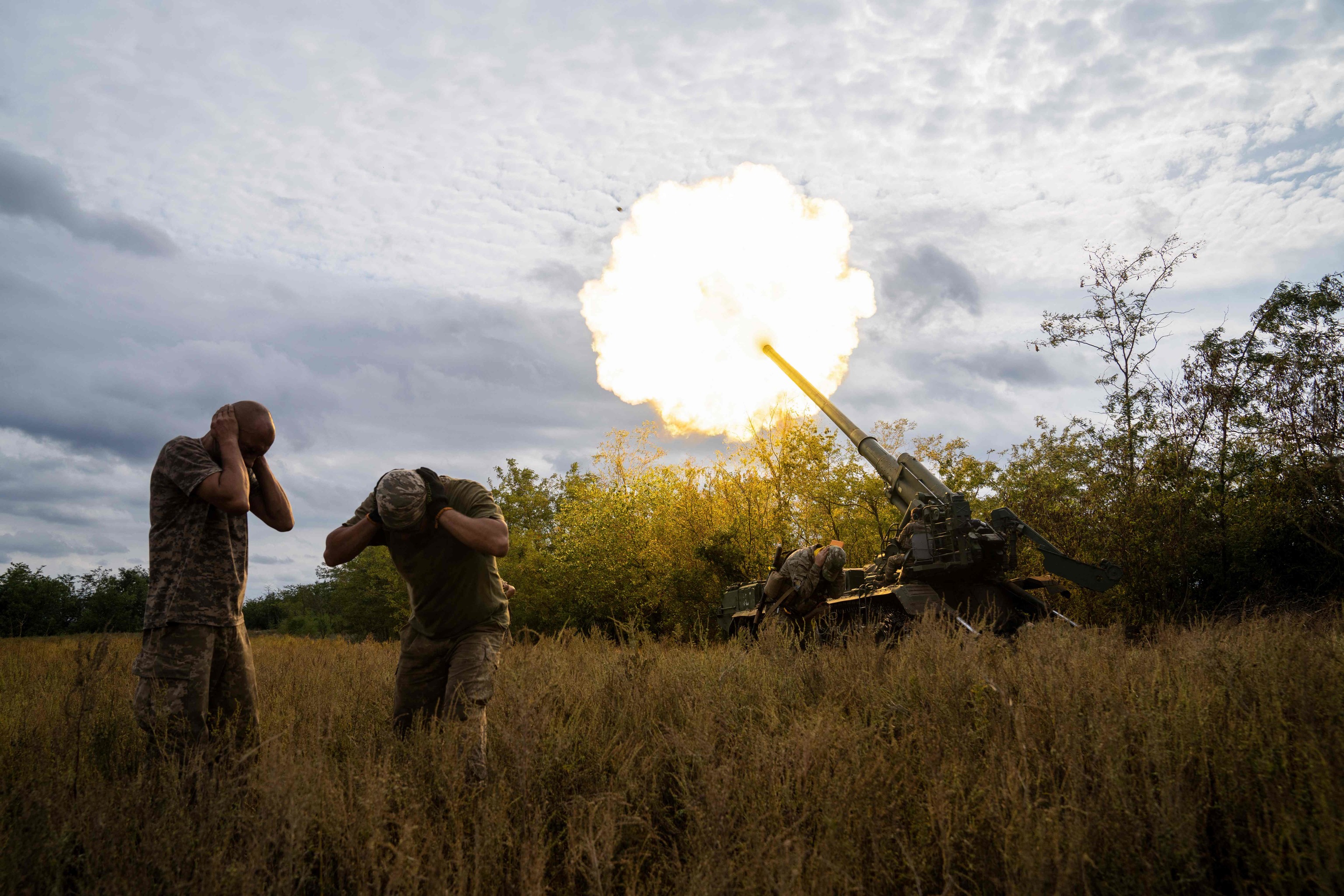 Soldados ucranianos disparan contra objetivos rusos.
