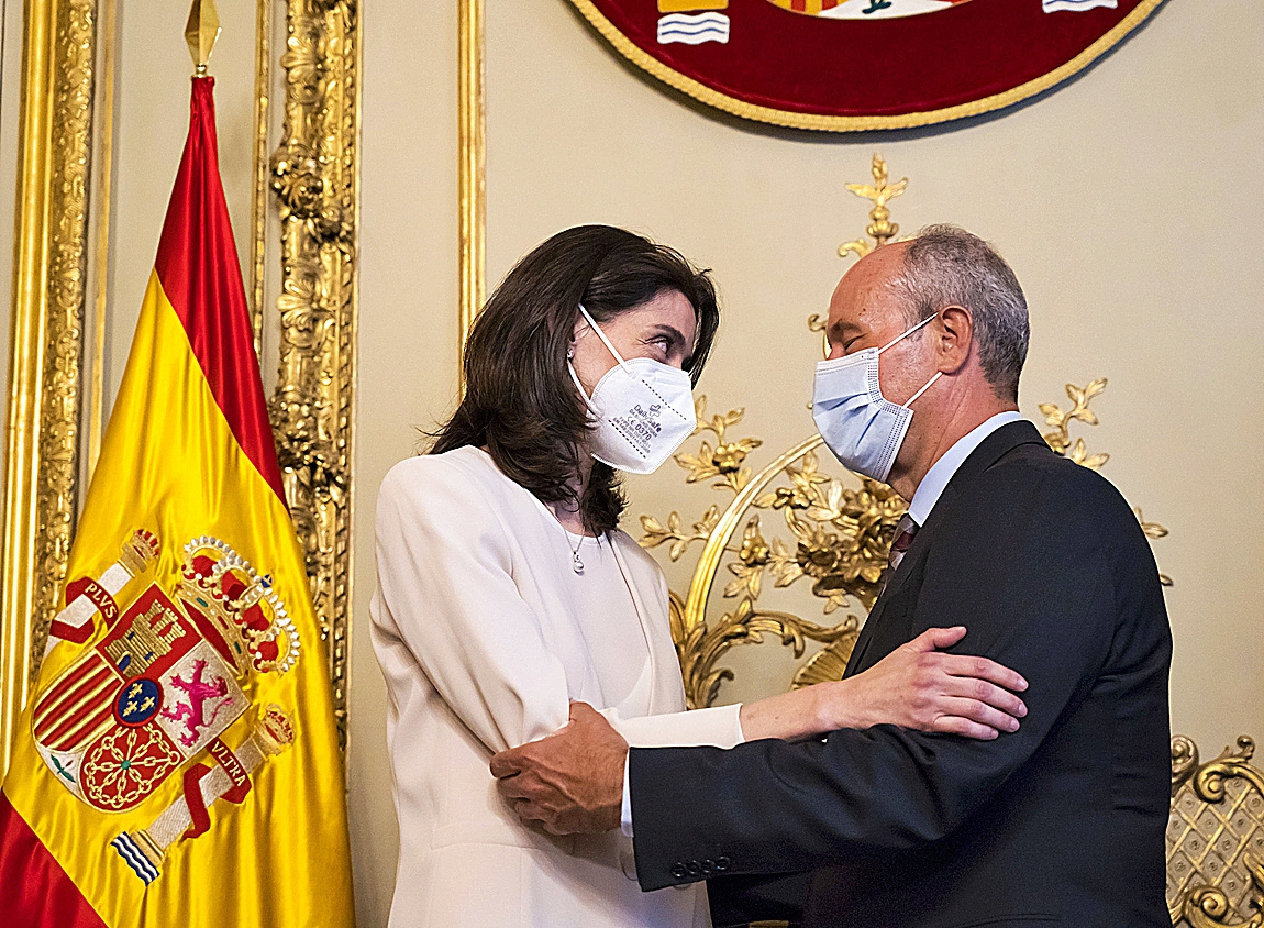 La ministra de Justicia, Pilar Llop, con su predecesor en el puesto, Juan Carlos Campo.